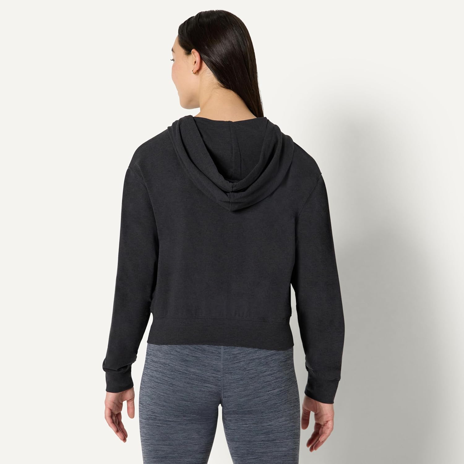 Thumbnail 2 de Amazon Essentials women’s Athletic Soft Performance lightweight cropped zip-up workout hoodie