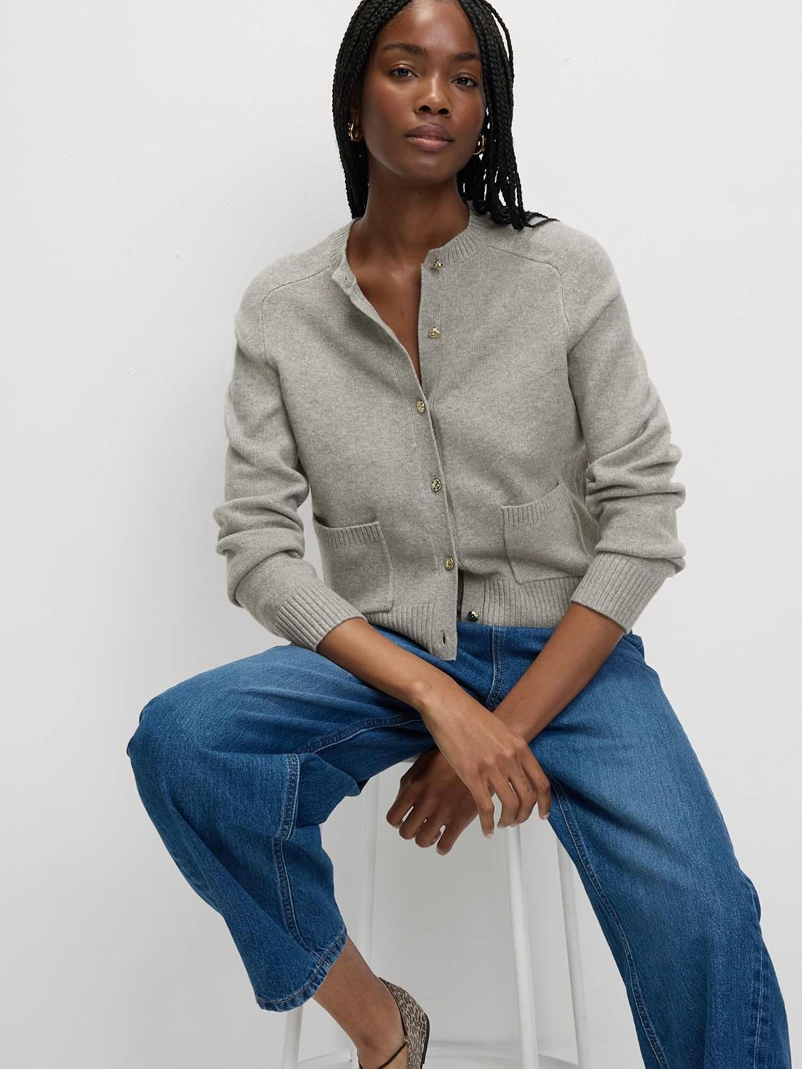 Detalle 2 de Marks & Spencer Air Yarn kort damesvest met stretch, ronde hals en knopen