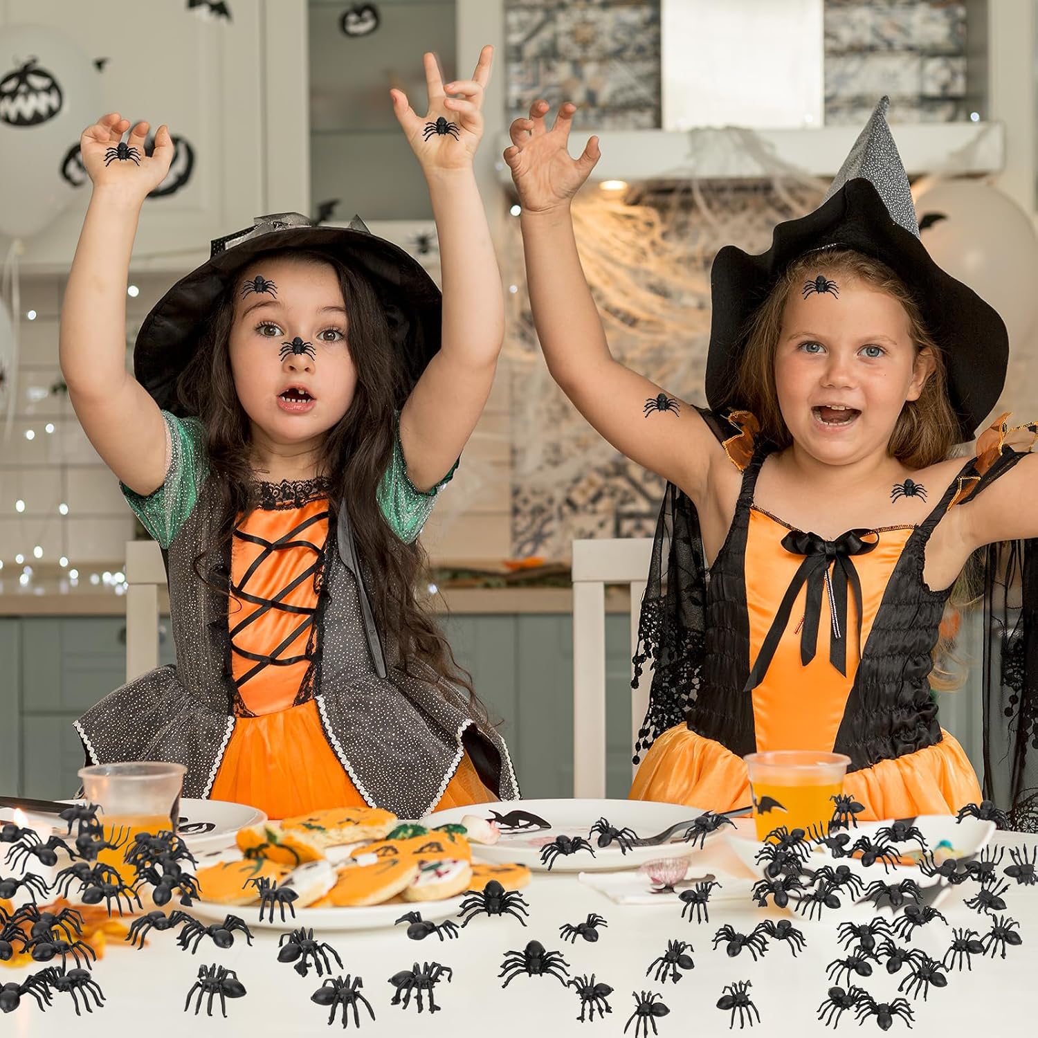 Detalle de Bravien Bravien-BZ Halloween-decoratieset met 100 zwarte kunststofspinnen
