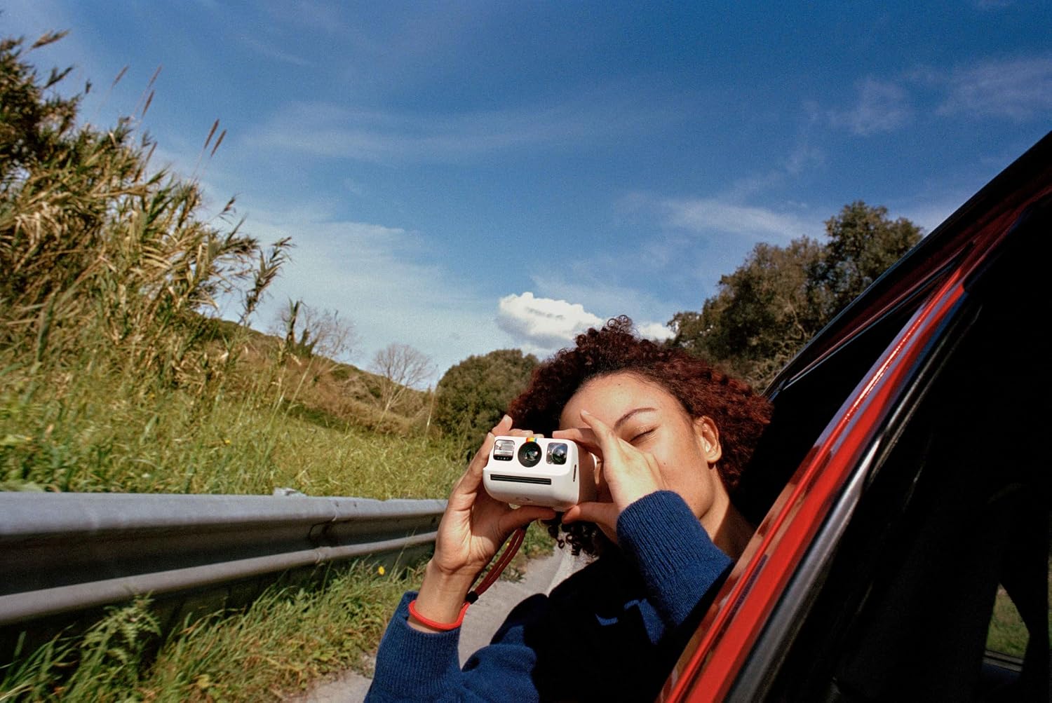 Thumbnail 3 de Polaroid Go Generation 2: Mini Instant Camera + Film Bundle (16 Photos Included) — White