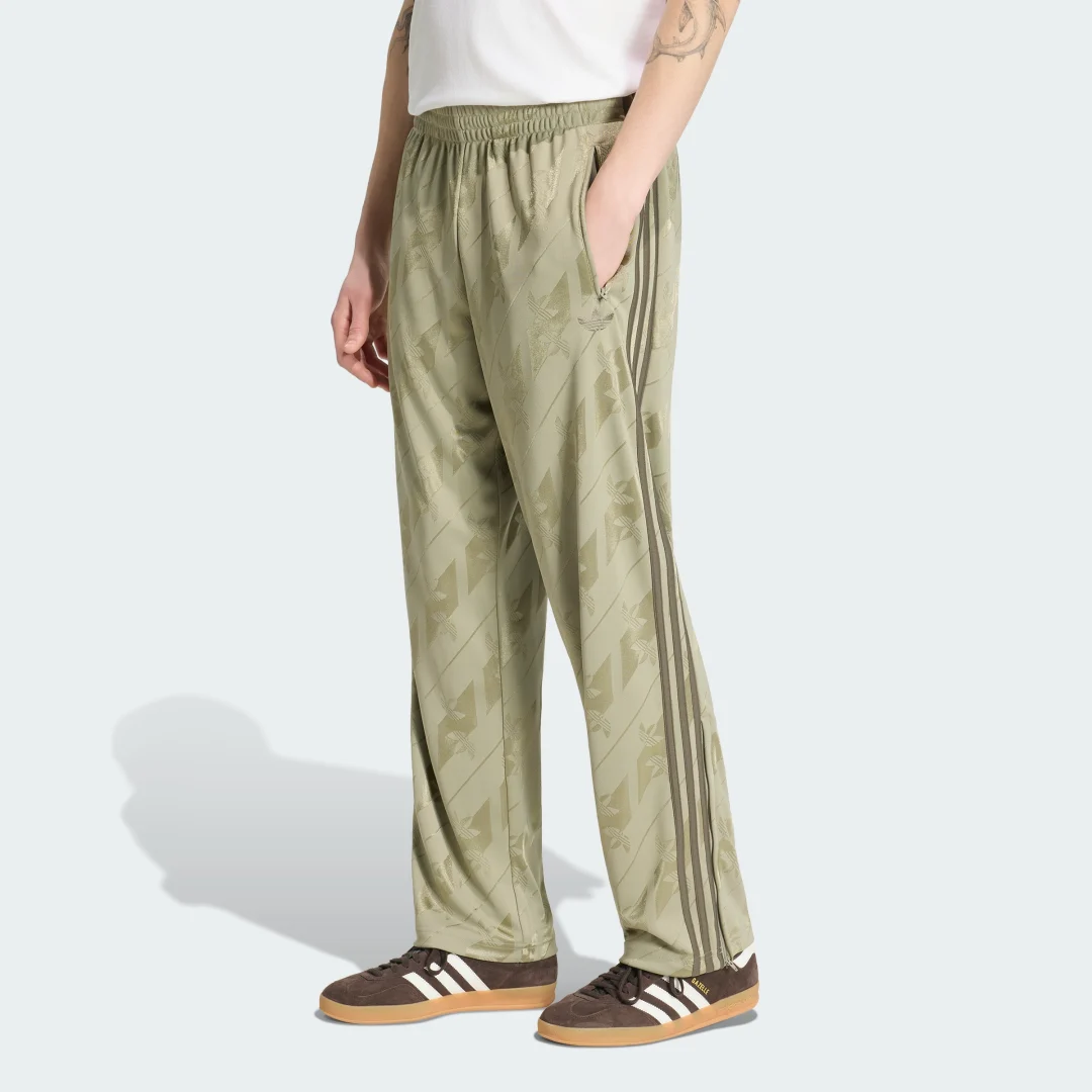 Detalle de Pantalón Monogram Firebird de Adidas: verde, cómodo y tendencia para el día a día