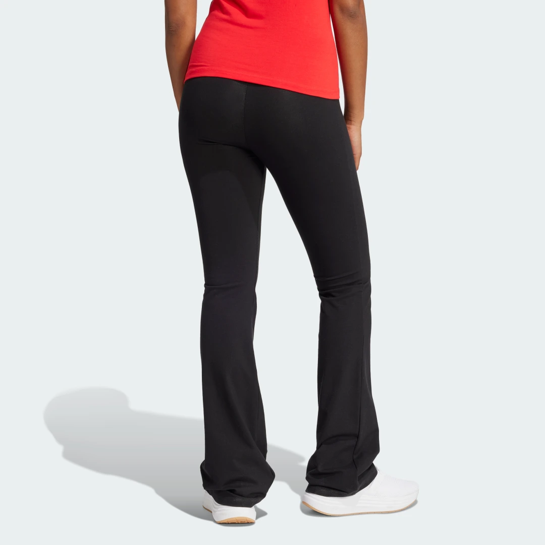 Detalle 2 de Mallas Essentials Small Logo Flared de Adidas, color Negro