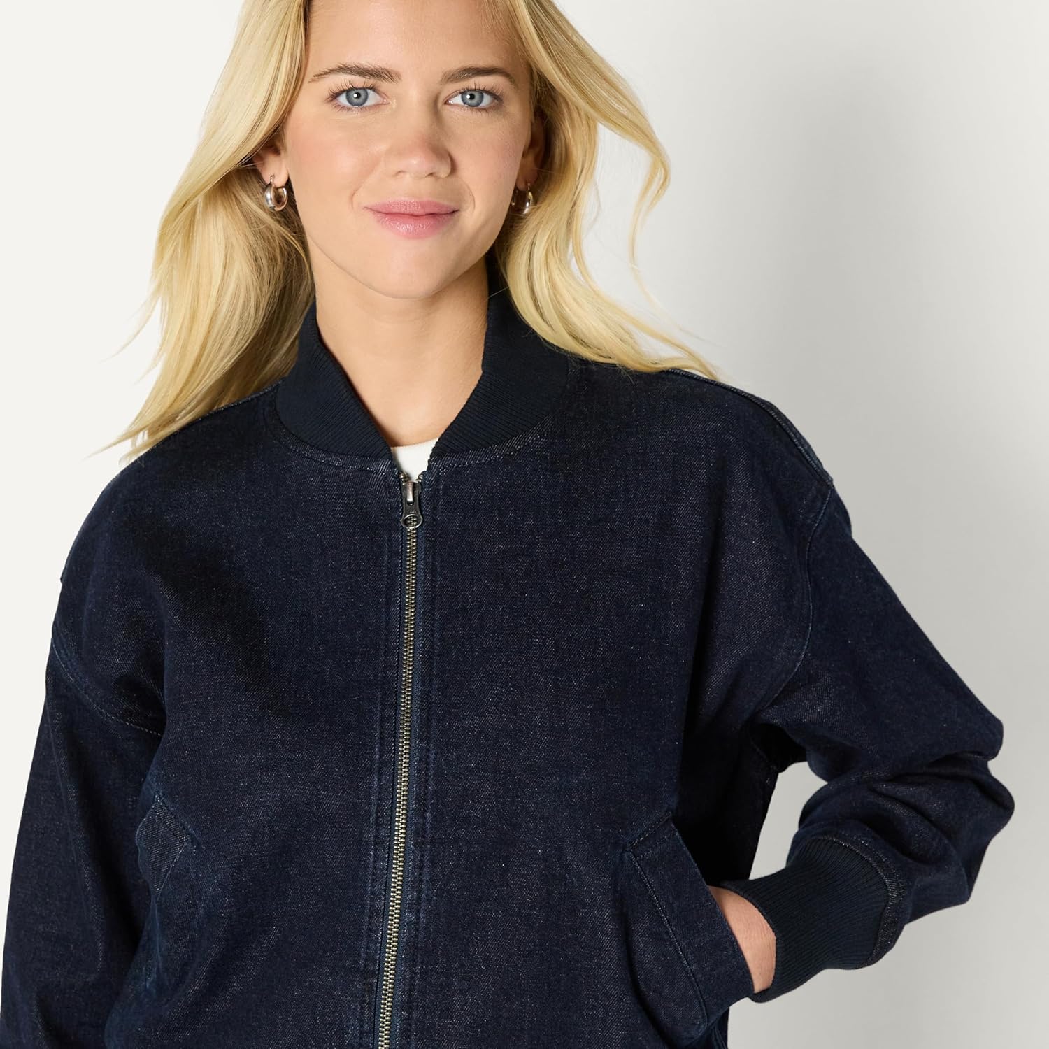 Thumbnail 3 de Amazon Essentials Women’s Relaxed-Fit Denim Bomber Jacket