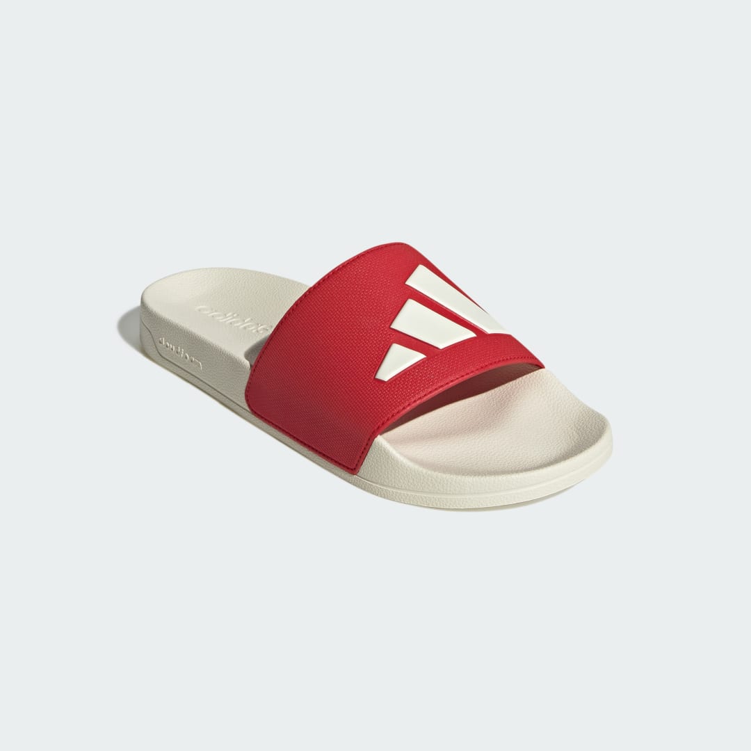Detalle 2 de Adilette Shower Slides de Adidas, rojo: guía de compra para uso diario y en el gimnasio