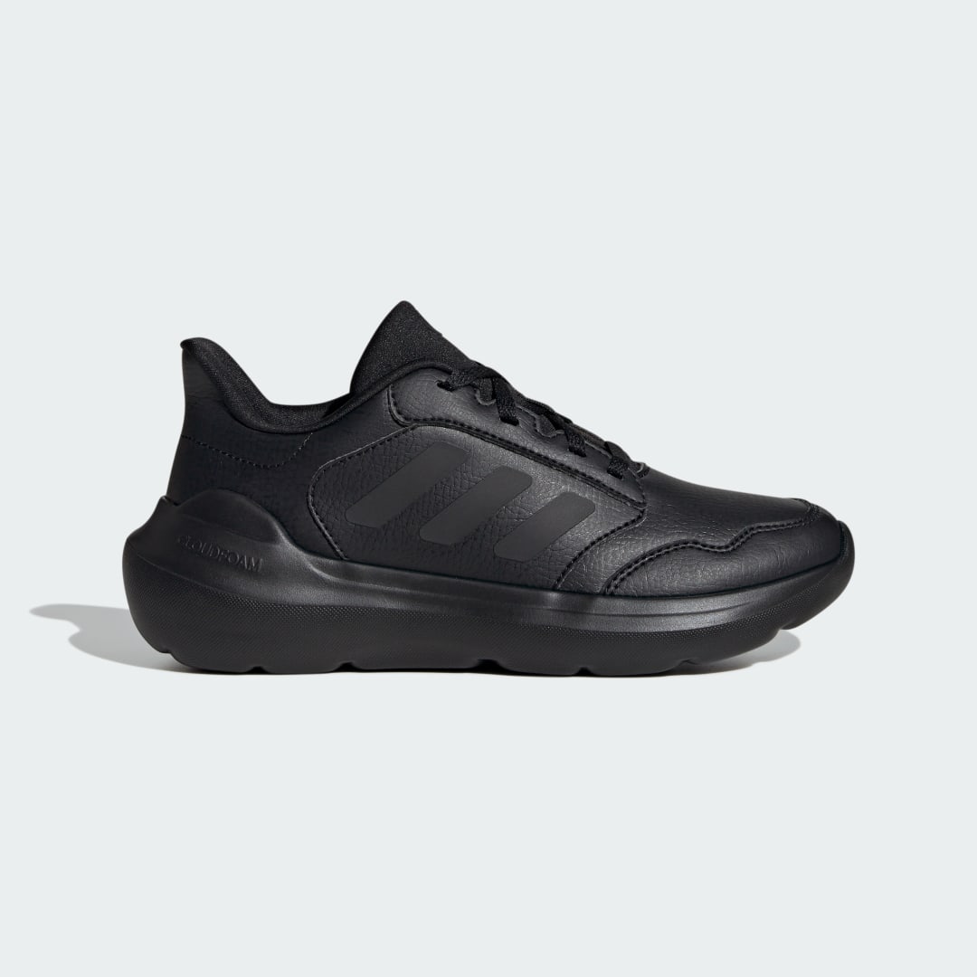 Detalle de Adidas Tensaur Run 3.0: Zapatilla negra para entrenamiento diario y uso urbano