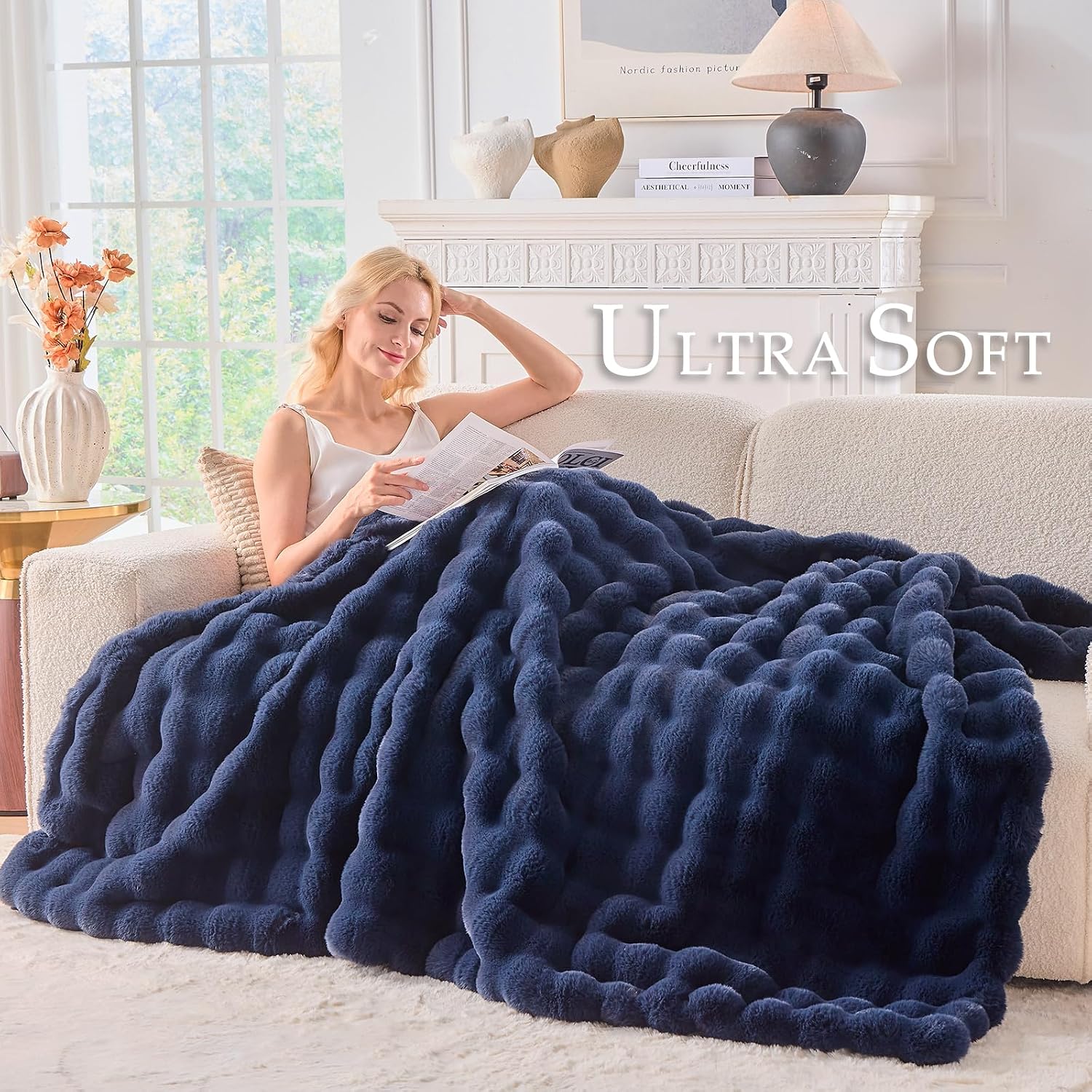 Detalle de BENVWE Fluffy Faux Fur Throw Blanket — Navy, 51" x 63" (1100GSM)