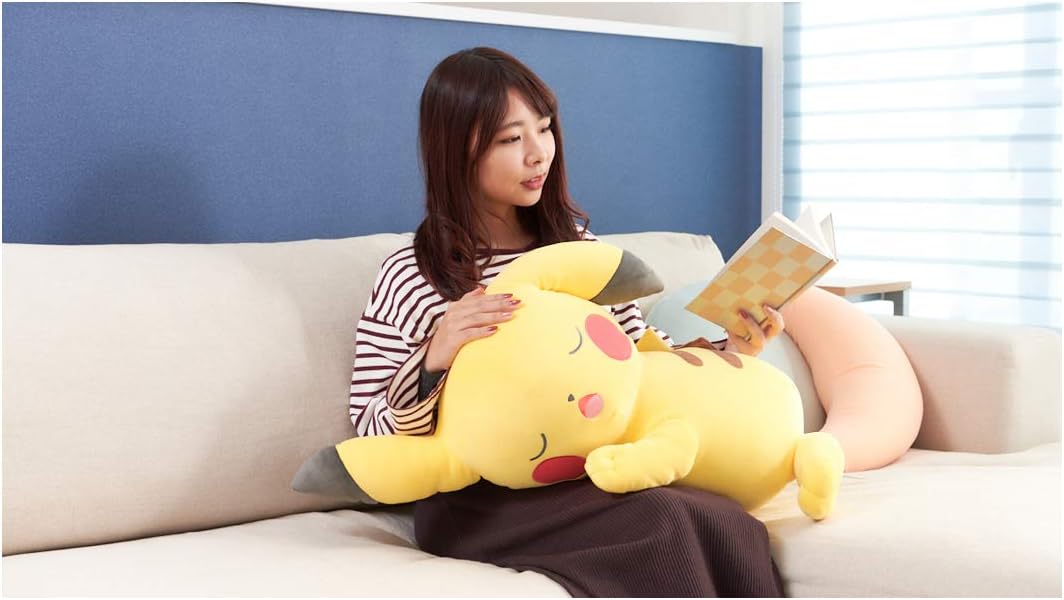 Detalle 2 de タカラトミーアーツ ポケットモンスター すやすやフレンド おうちでリラックス ピカチュウ ぬいぐるみ 幅約74cm