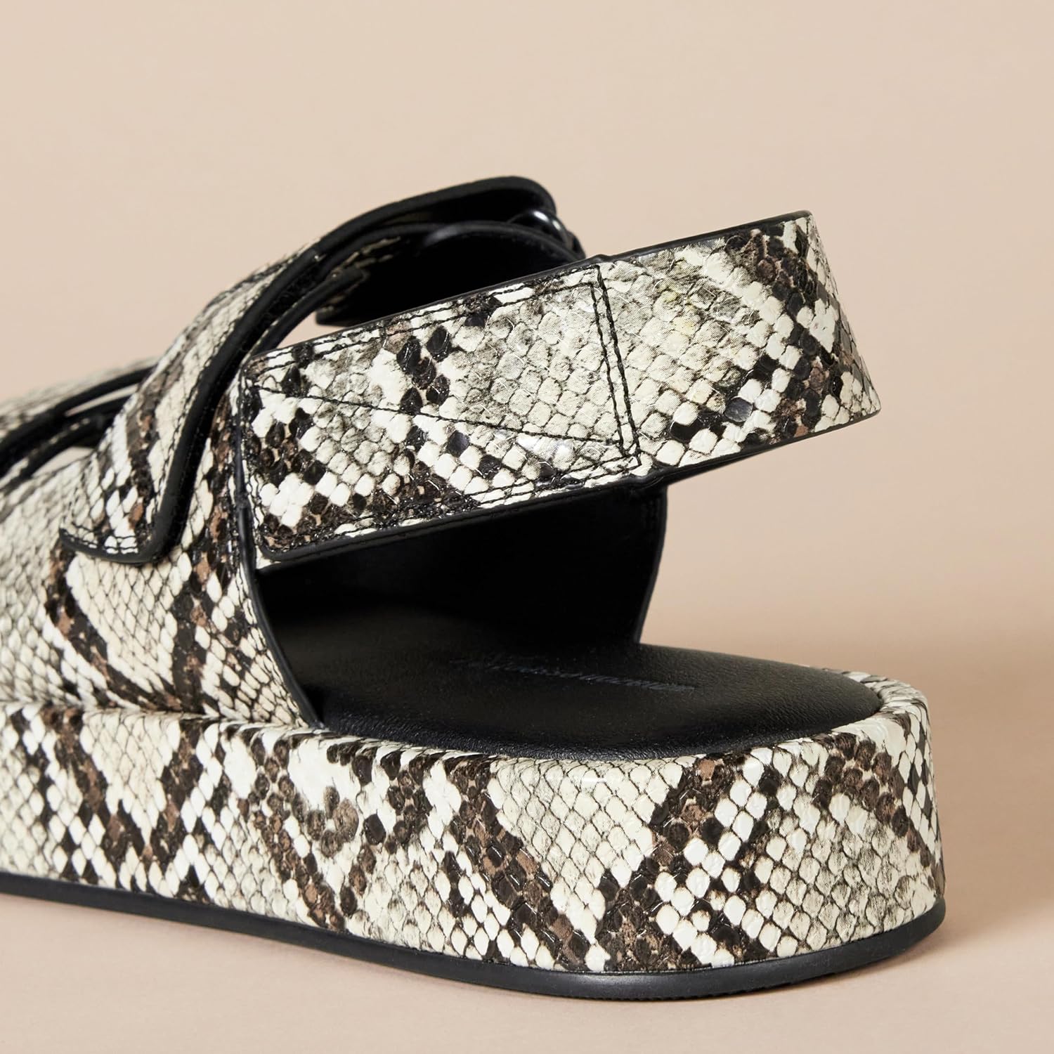 Detalle 2 de Amazon Essentials Triple Strap Sandals 2.5 cm