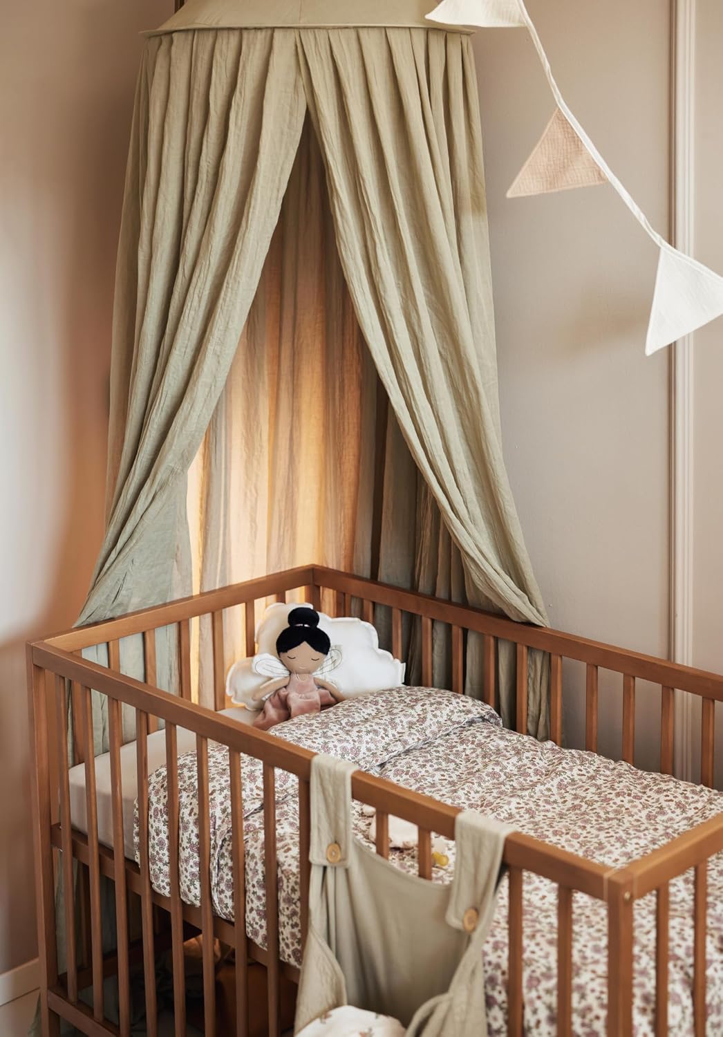 Detalle 2 de Jollein Baldachin Vintage Olive Green (Höhe 245 cm) – Betthimmel für Baby- und Kinderbett im Olivgrün-Look