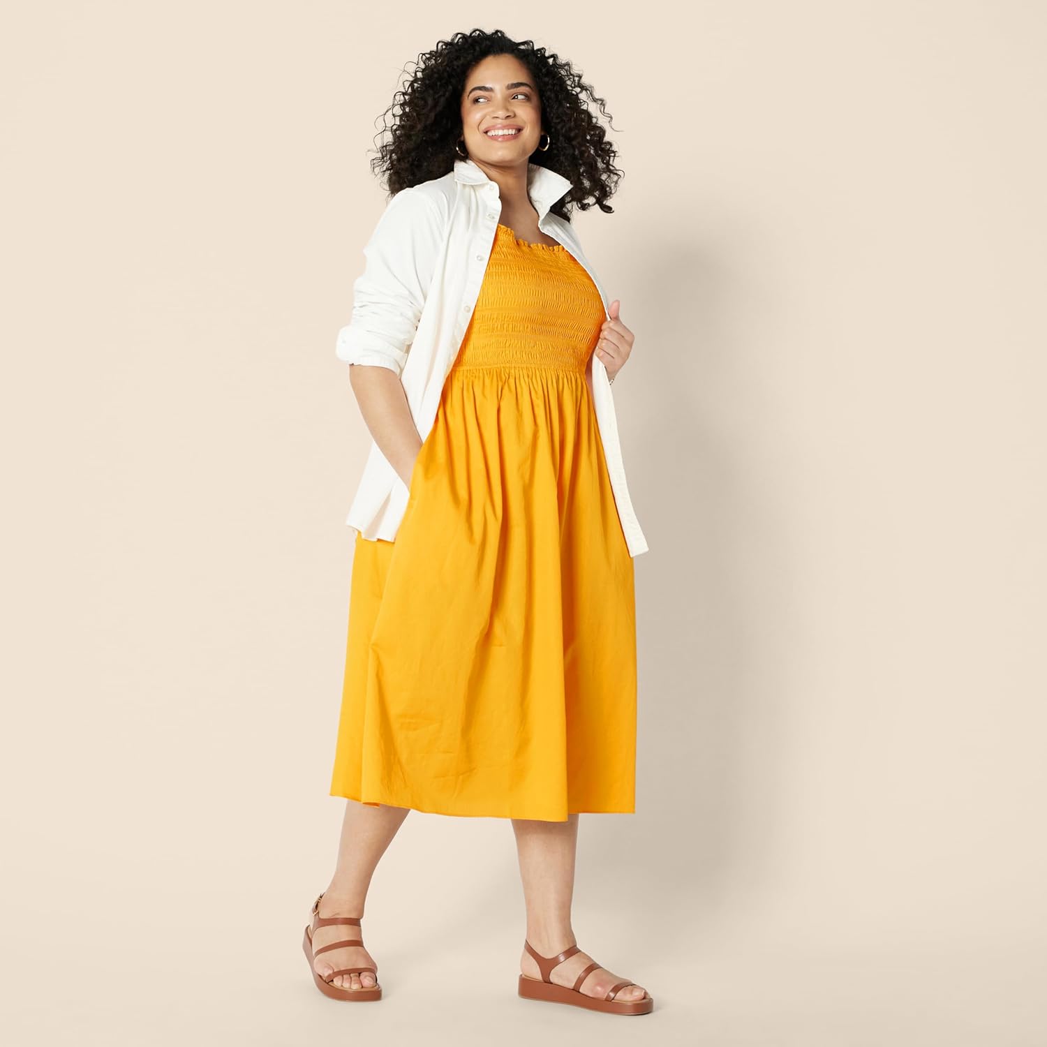 Thumbnail 6 de Amazon Essentials women’s regular-fit cotton sateen smocked bodice midi dress