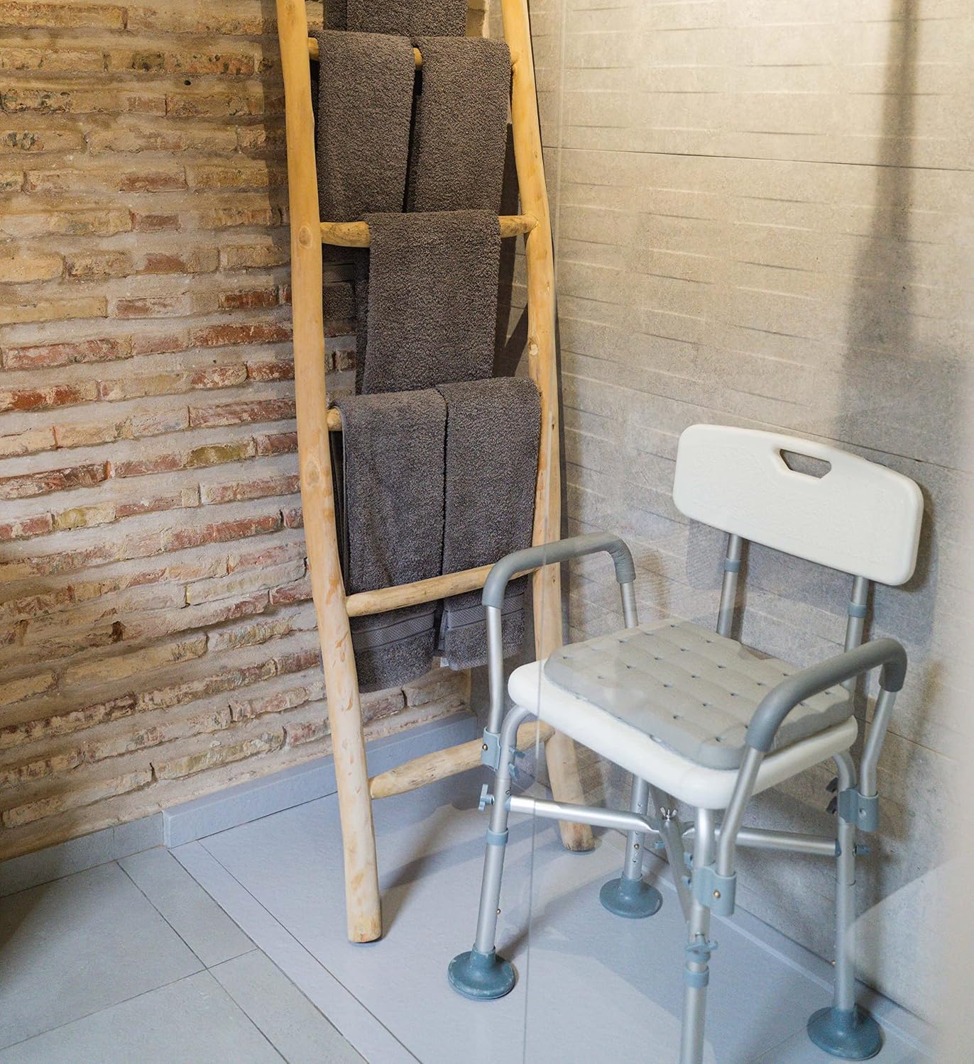 Detalle de KMINA krzesło prysznicowe do 150 kg z poduszką i podłokietnikami