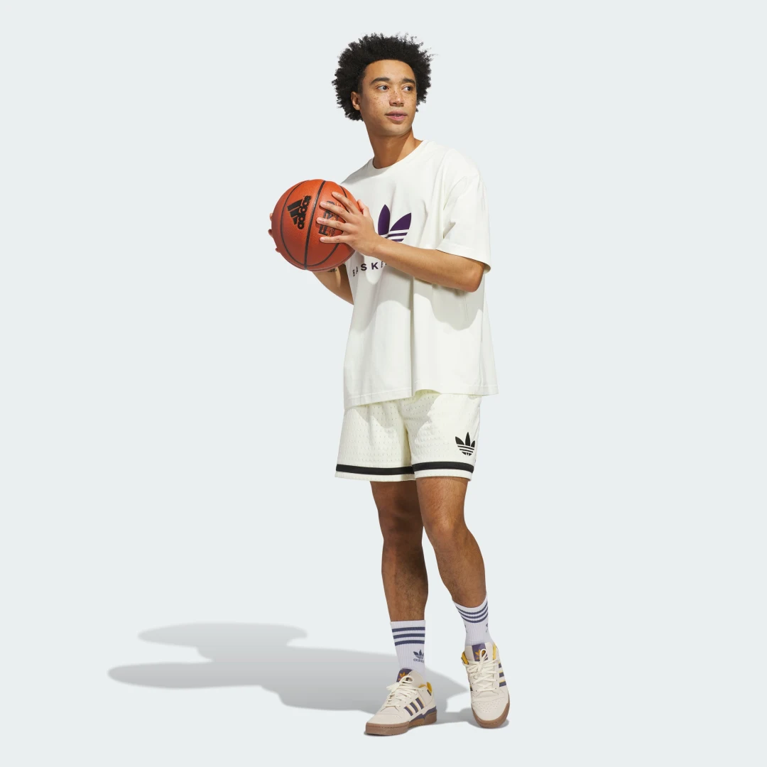 Detalle de Camiseta de baloncesto Adidas Originals Courtside Beige