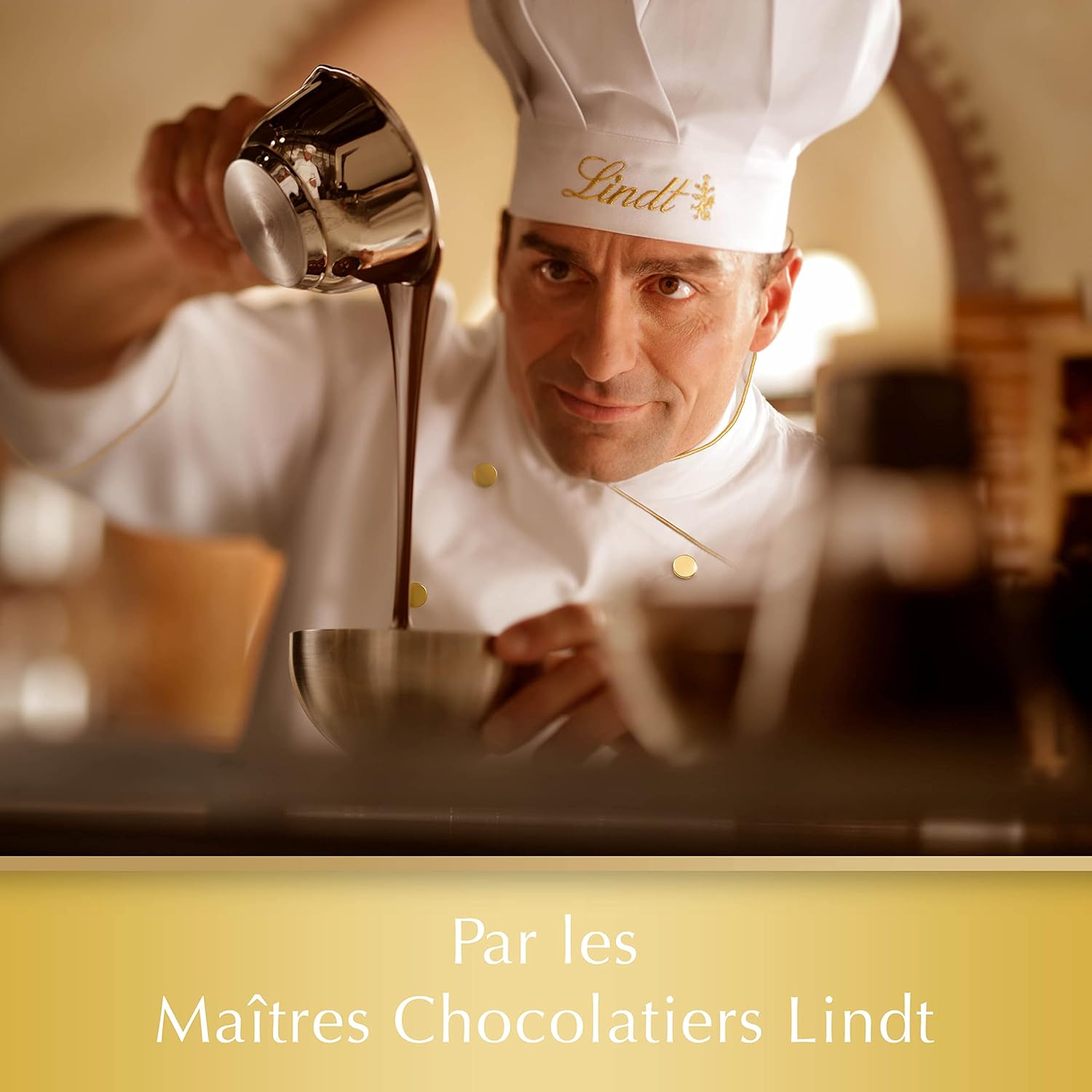 Thumbnail 5 de Lindt Maxi Tablette Swiss Premium Chocolat au Lait, Raisins Secs et Noisettes - 300 g