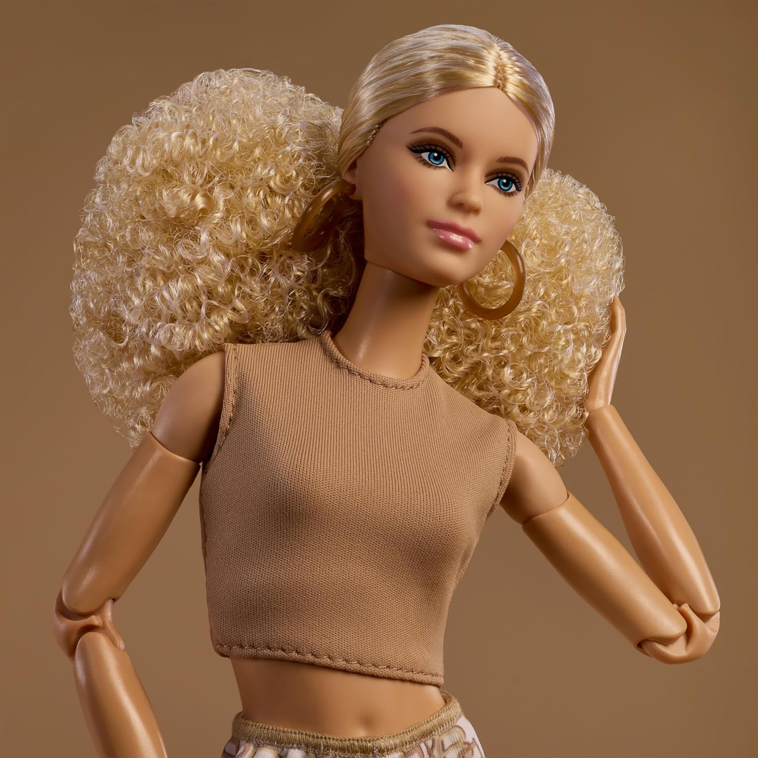 Thumbnail 2 de Barbie Basics Poupée Signature Collection Neutre Modèle 07 — Cheveux blonds, Pantalon imprimé blanc et top beige