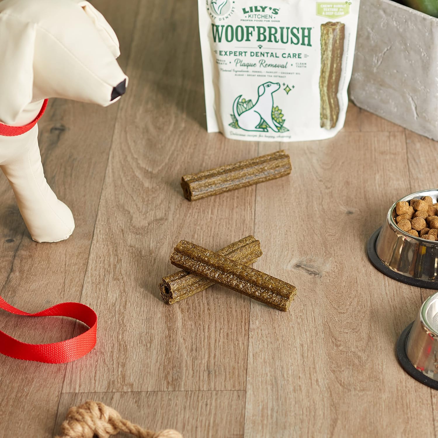 Detalle 2 de Lily's Kitchen Woofbrush Grand bâtonnet dentaire à mâcher pour chiens adultes – 7 x 47 g
