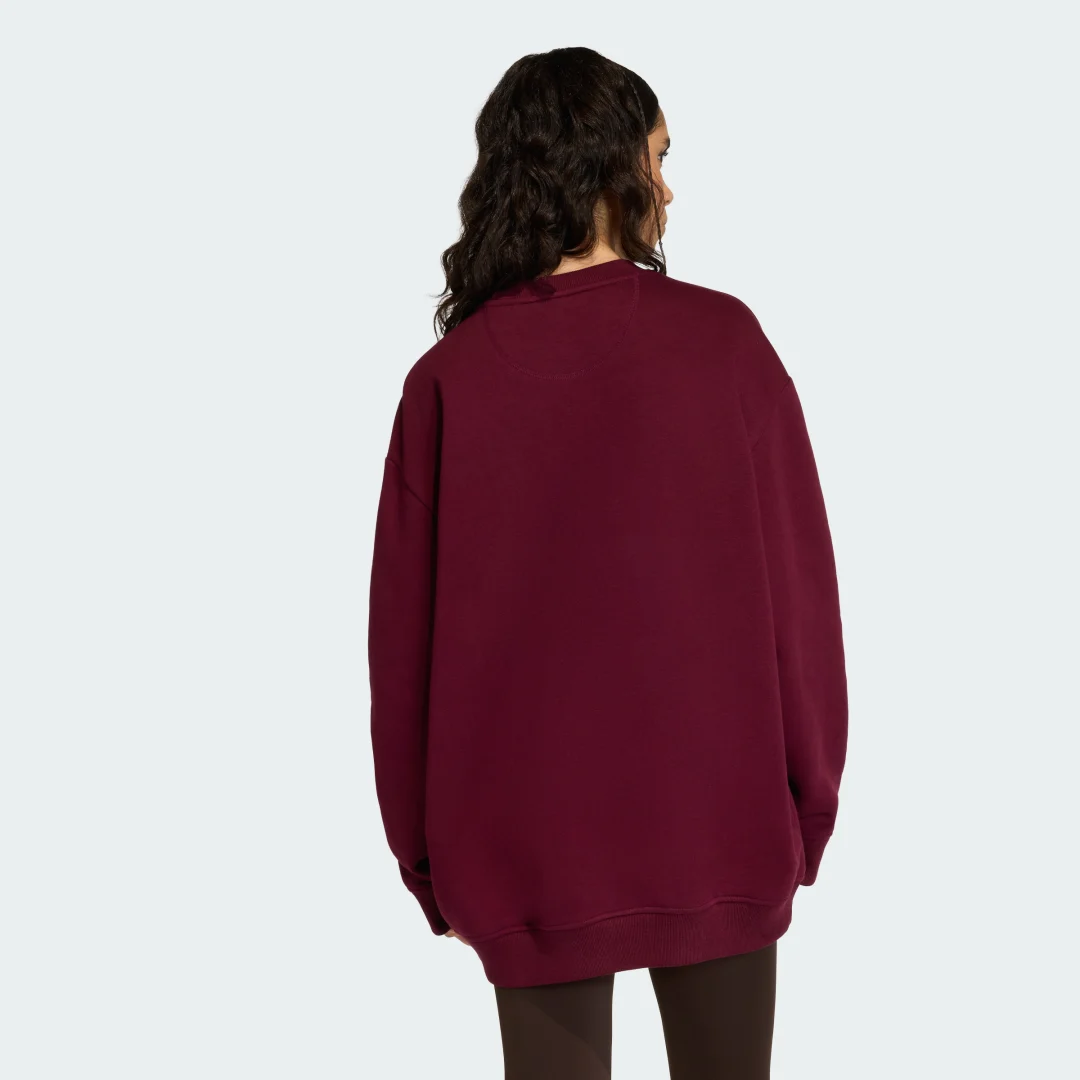 Detalle 2 de Sudadera larga holgada Essentials de Adidas: felpa, cuello redondo y tono Burgundy