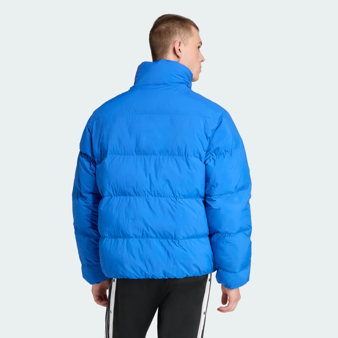 Detalle de adidas Originals, chaqueta abullonada azul de plumón sintético