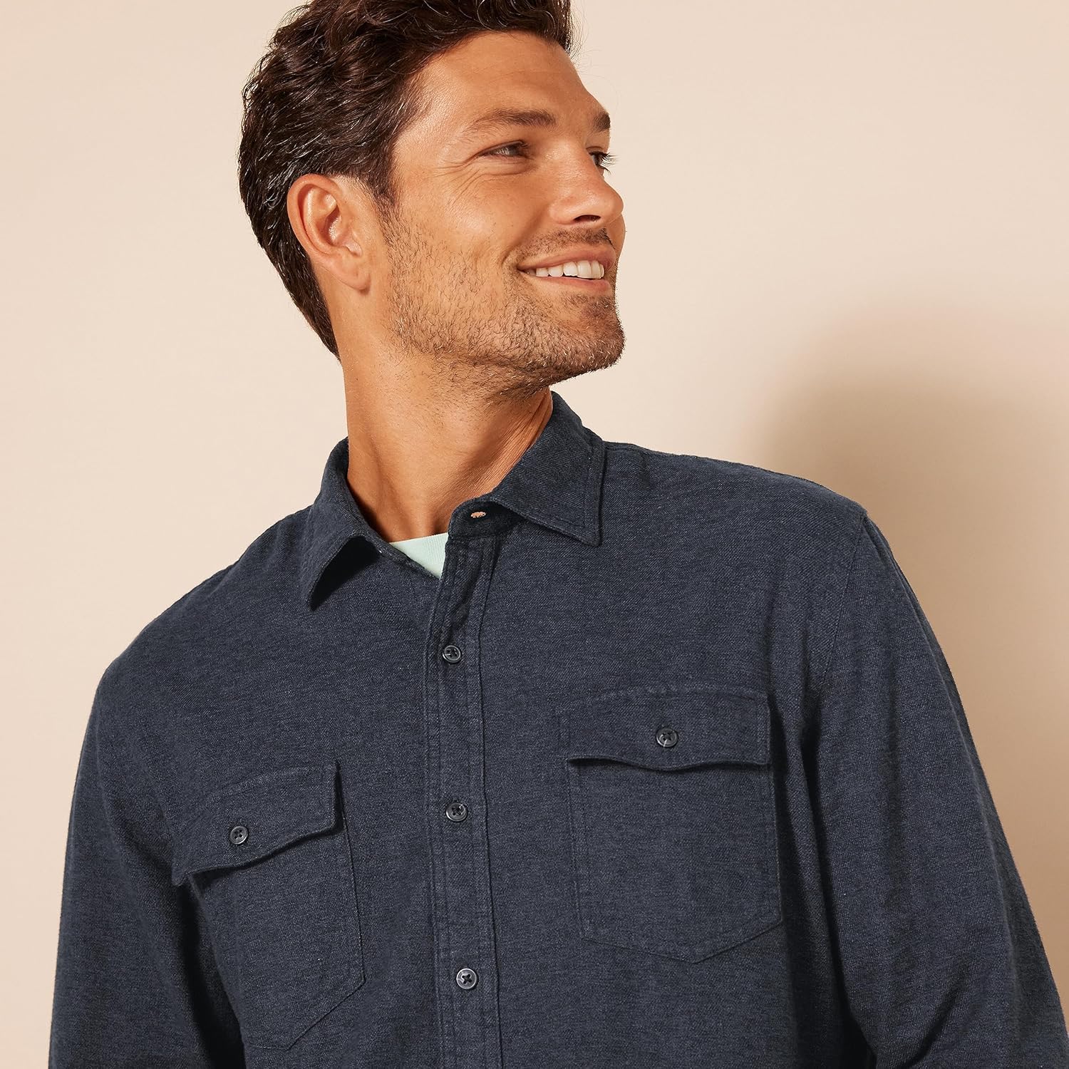 Thumbnail 2 de Amazon Essentials men’s regular-fit long-sleeve flannel shirt with two chest pockets