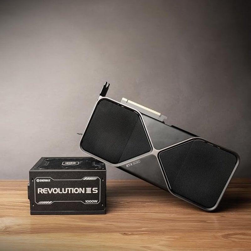 Detalle de Enermax Revolution III S 1000W: fuente de alimentación ATX 3.1 80+ Platinum, modular