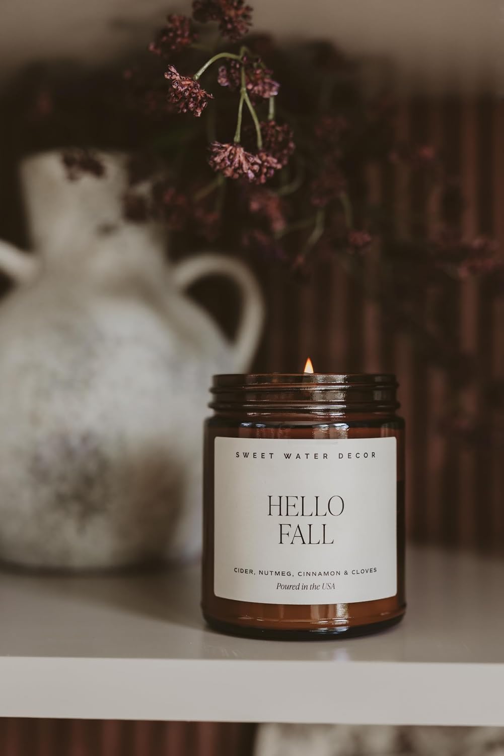 Detalle de Sweet Water Decor Hello Fall 9 oz Soy Blend Candle, Amber Glass Jar