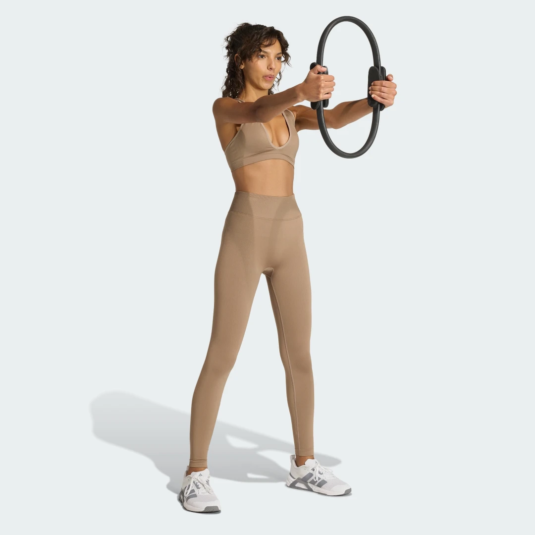 Detalle de Adidas Mallas Workout Essentials Knit Scrunch 7/8 en Marrón