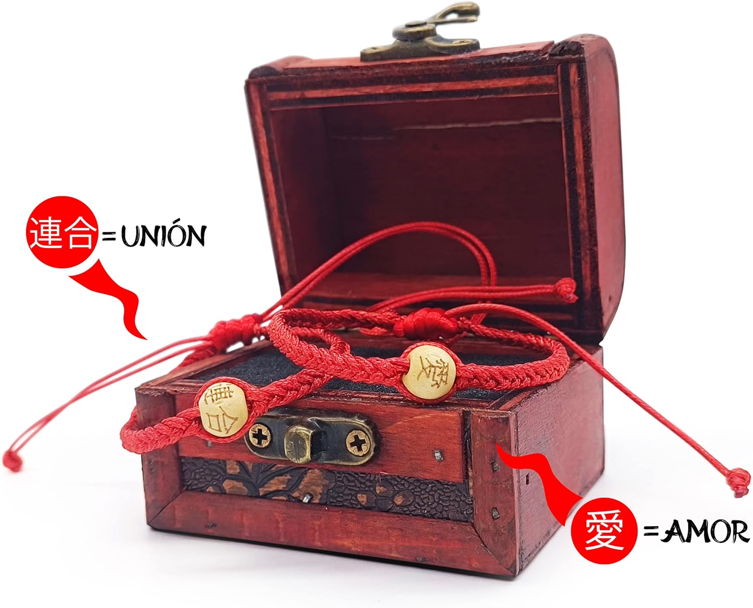 Detalle 2 de AMOR CON PALABRAS Pulseras La Leyenda del Hilo Rojo del Destino con cofre, amuleto Omamori y símbolo de amor