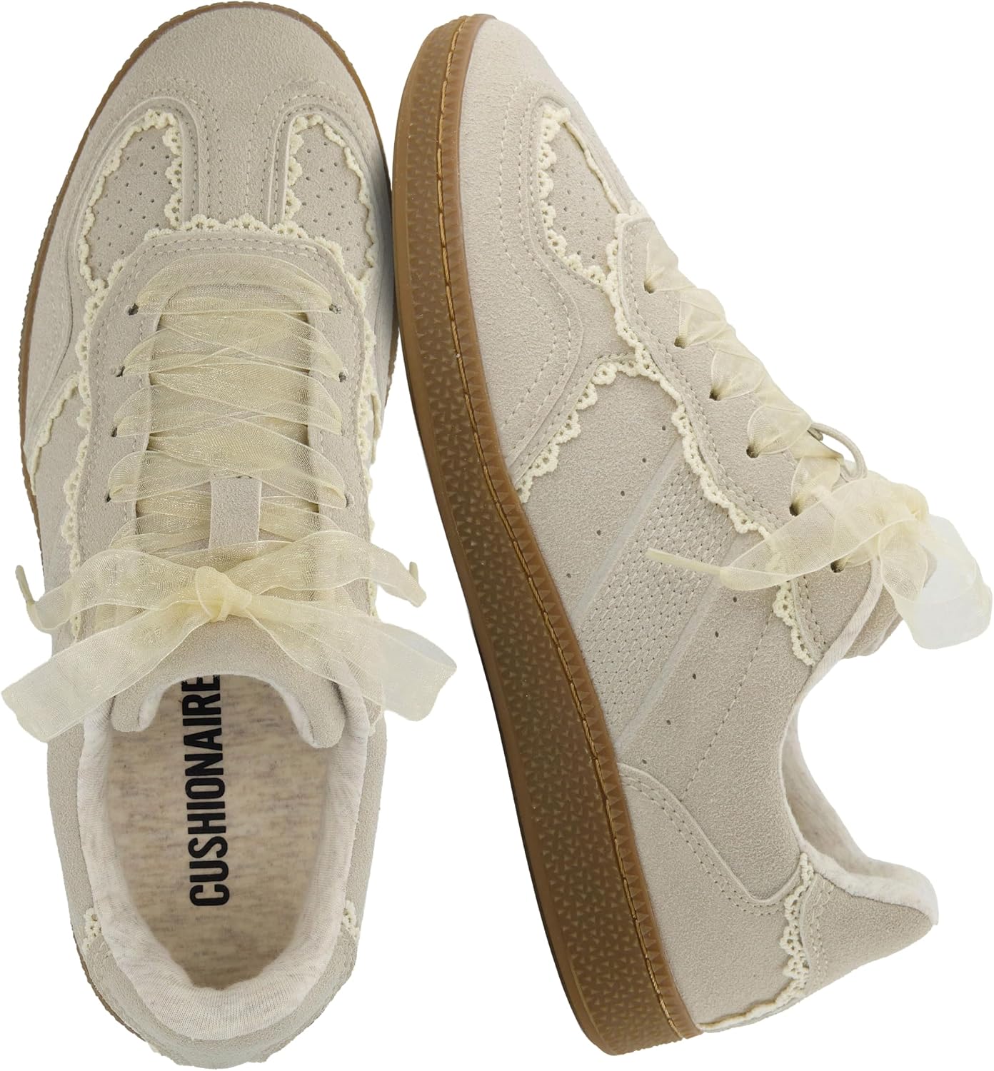 Detalle de CUSHIONAIRE Belinda Women’s Lace Detail Casual Sneakers with Memory Foam
