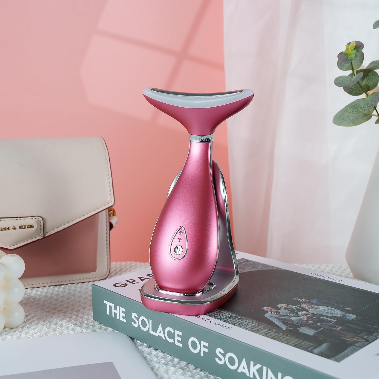 Detalle 2 de VRAIKO LILY Massaggiatore viso-collo: triple azione LED termico per sollevamento e rassodamento, Rosa intenso