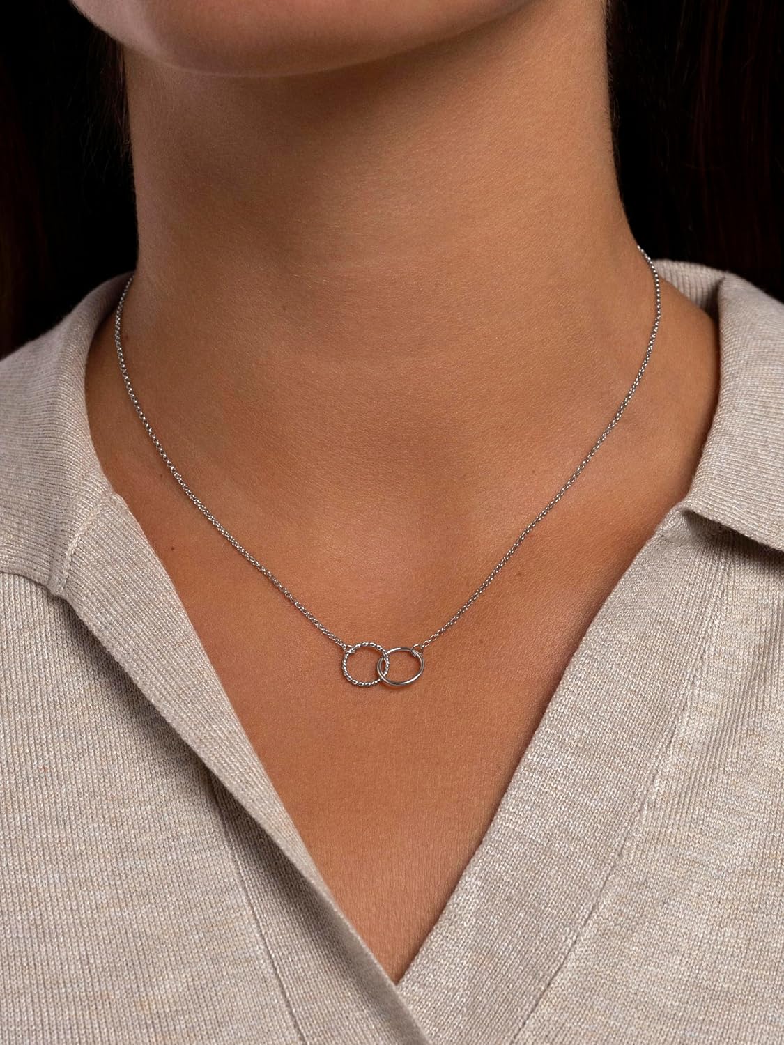 Detalle 2 de SINGULARU Collana Circles Twist – Pendente con Cerchi in ottone placcato Rodio 18Kt, lunghezza regolabile