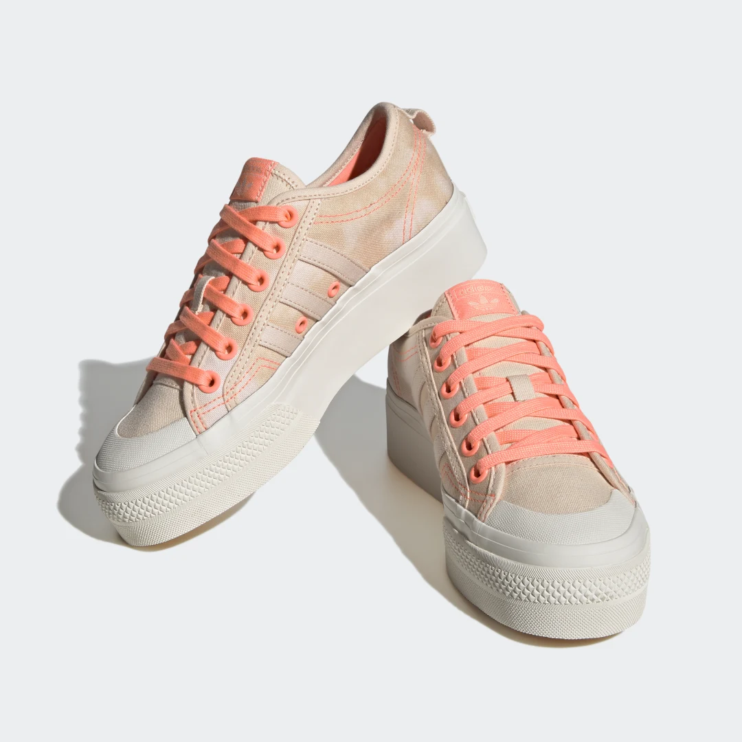 Detalle de Zapatilla Nizza Platform de Adidas: comodidad y estilo en color naranja