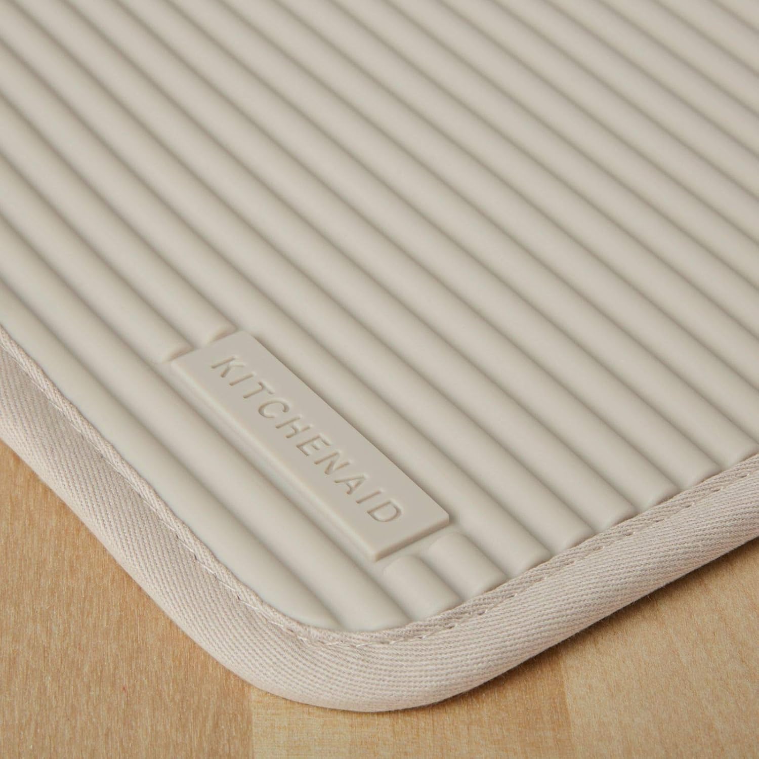 Detalle 2 de KitchenAid Ribbed Soft Silicone Pot Holder 7"x9" 🧂
