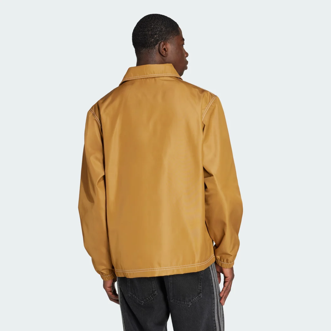 Detalle 2 de Chaqueta Coach Wabash Regular de Adidas — estilo práctico en color Marrón