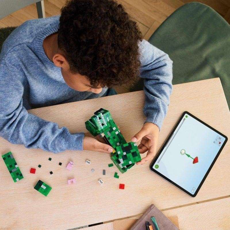 Detalle de LEGO Minecraft Creeper 21276: figura articulada de 21 cm con dinamita oculta
