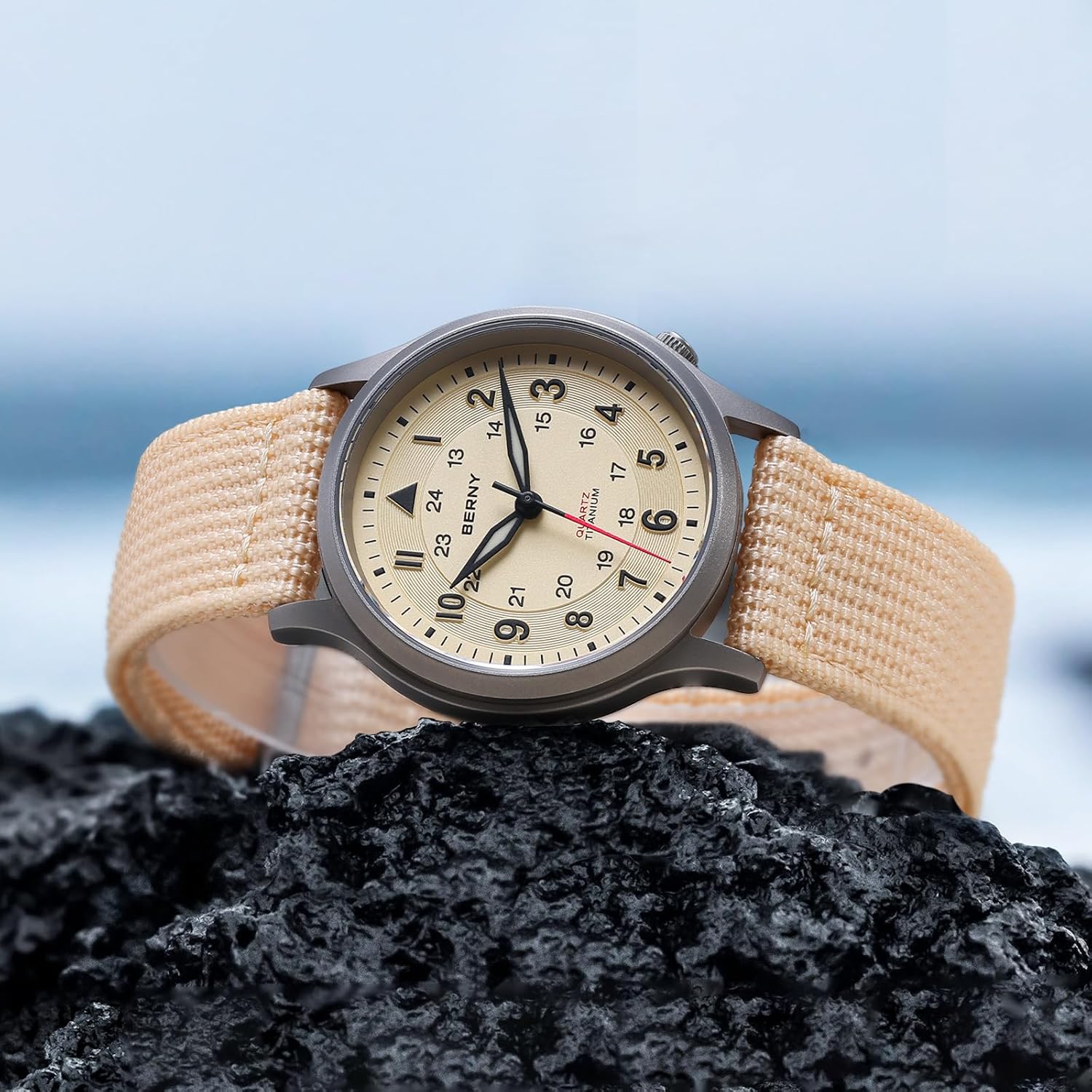 Thumbnail 6 de BERNY Titan-Uhr mit japanischem Quarzwerk VH31, Superluminova-Ziffern und 5ATM Wasserschutz