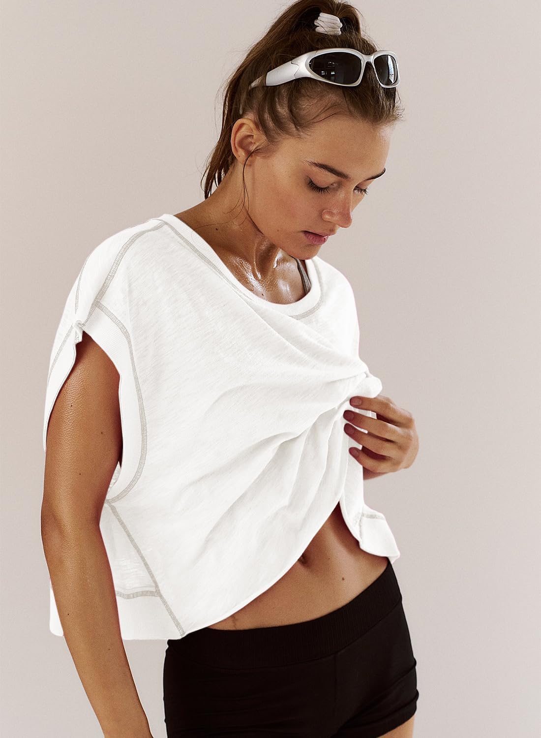 Thumbnail 2 de Kumufenc Women’s Short Sleeve Open-Back Workout Shirts (Relaxed Slouchy Crop Tees)