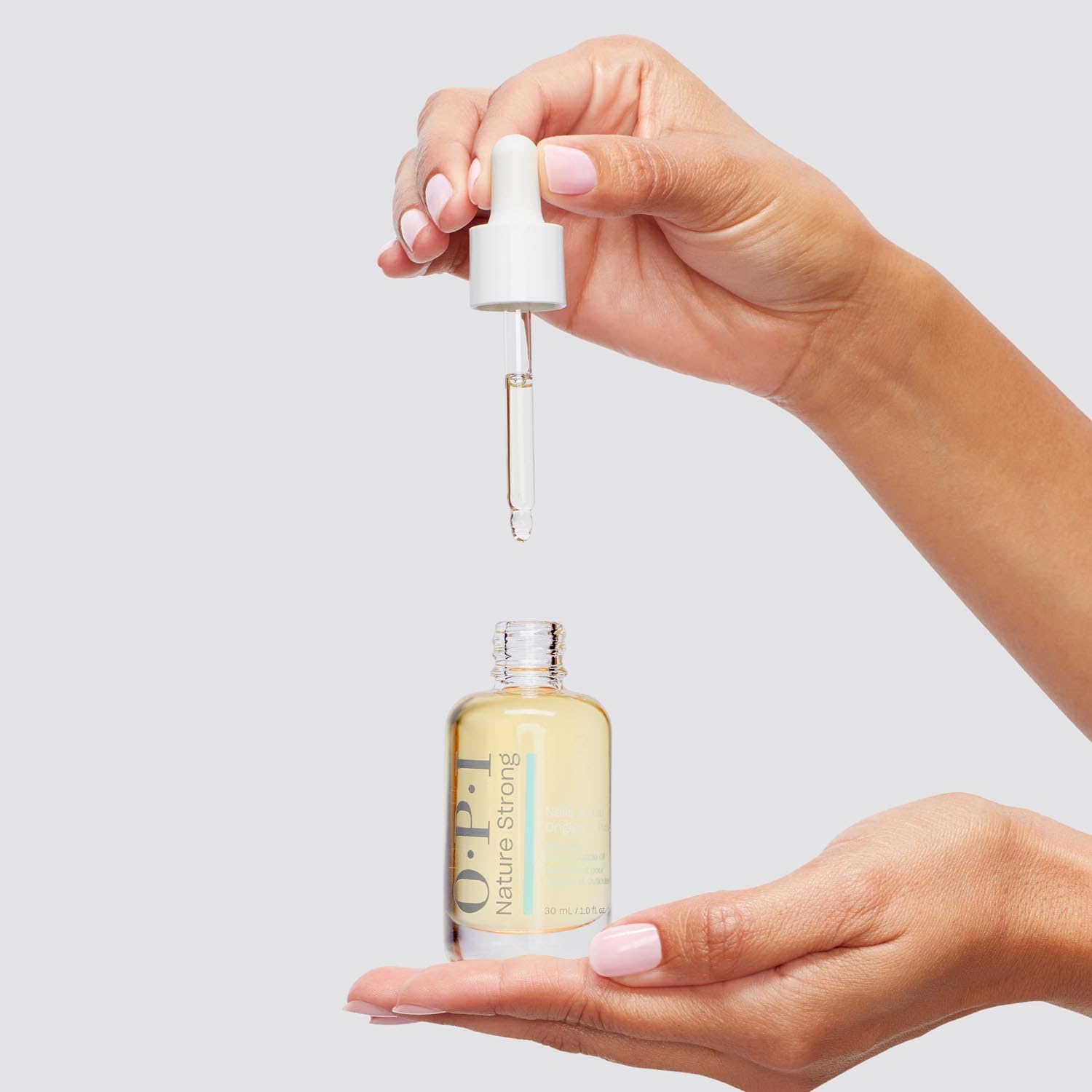 Thumbnail 1 de OPI Nature Strong Glow Up Olio per unghie e cuticole alla Vitamina E (8 ml, 15 ml e 30 ml)