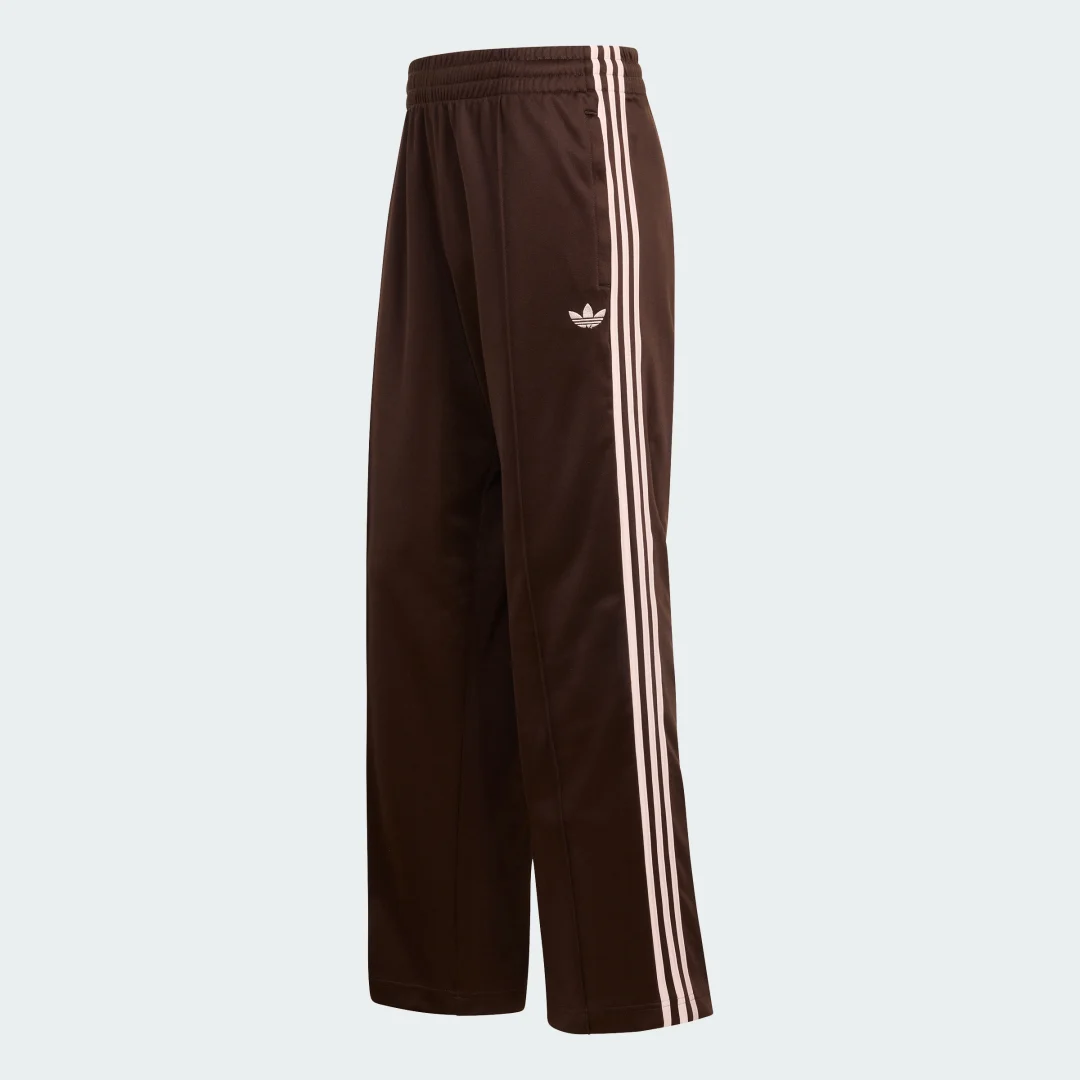 Detalle 2 de Pantalón Baggy Adidas: estilo desenfadado y comodidad para el día a día