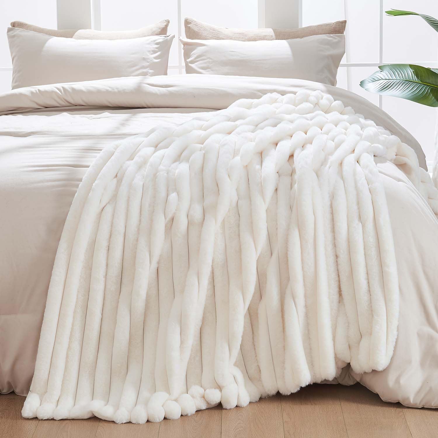 Detalle de Lotus Karen Queen Size Faux Rabbit Fur Blanket, Striped Cream White, 90 x 90 Inches