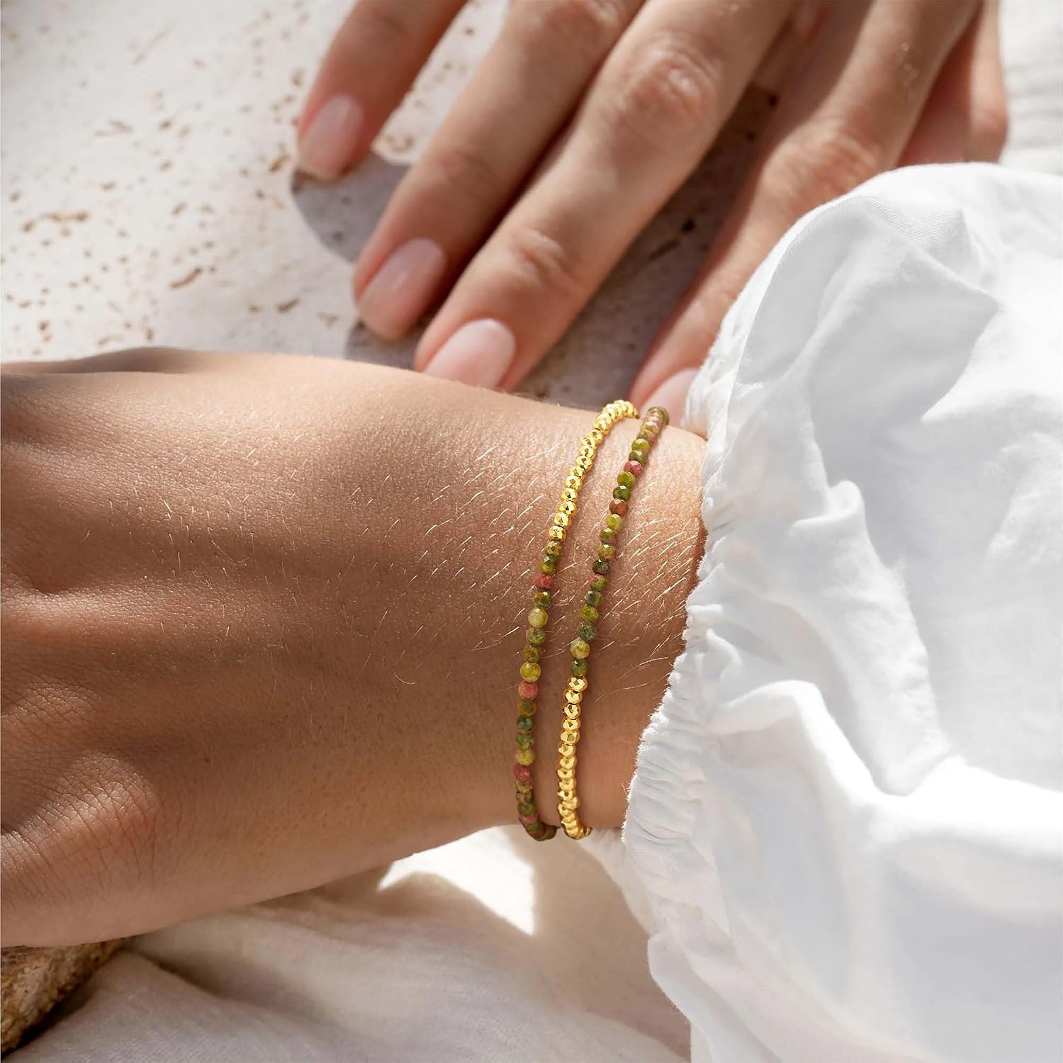 Detalle de Jenosy Goldarmband für Frauen – Multicolor-Unakit-Anhänger, 18 Karat vergoldet, handgefertigtes Perlenarmband-Set