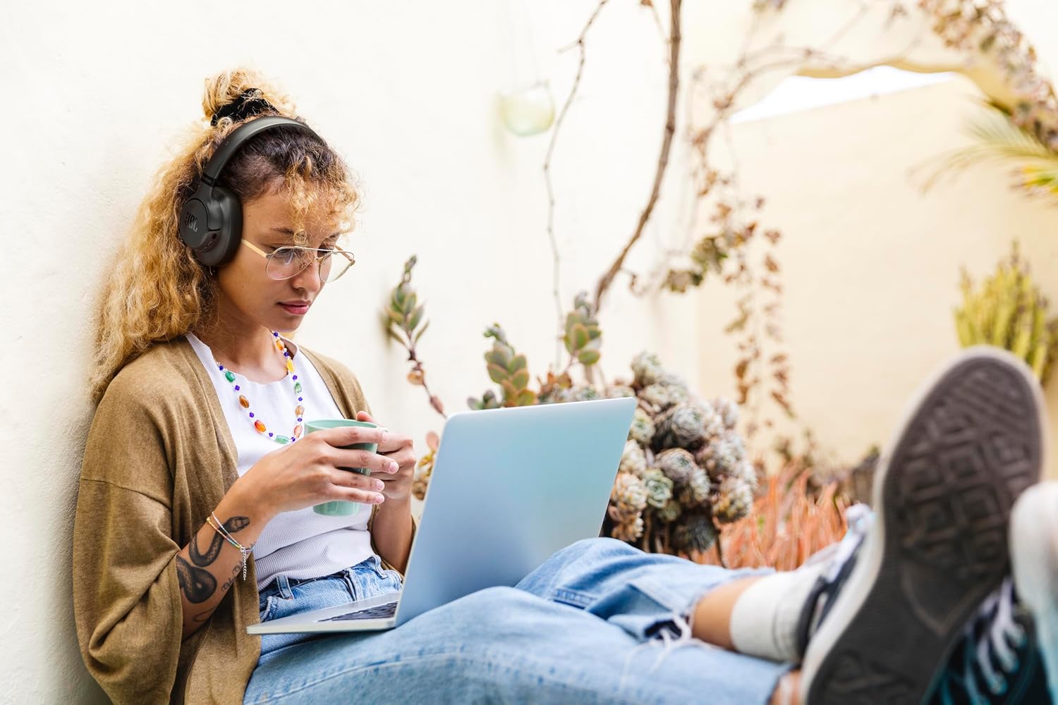 Detalle de JBL Tune 780NC – Kabelloser Over-Ear mit adaptivem Noise-Cancelling