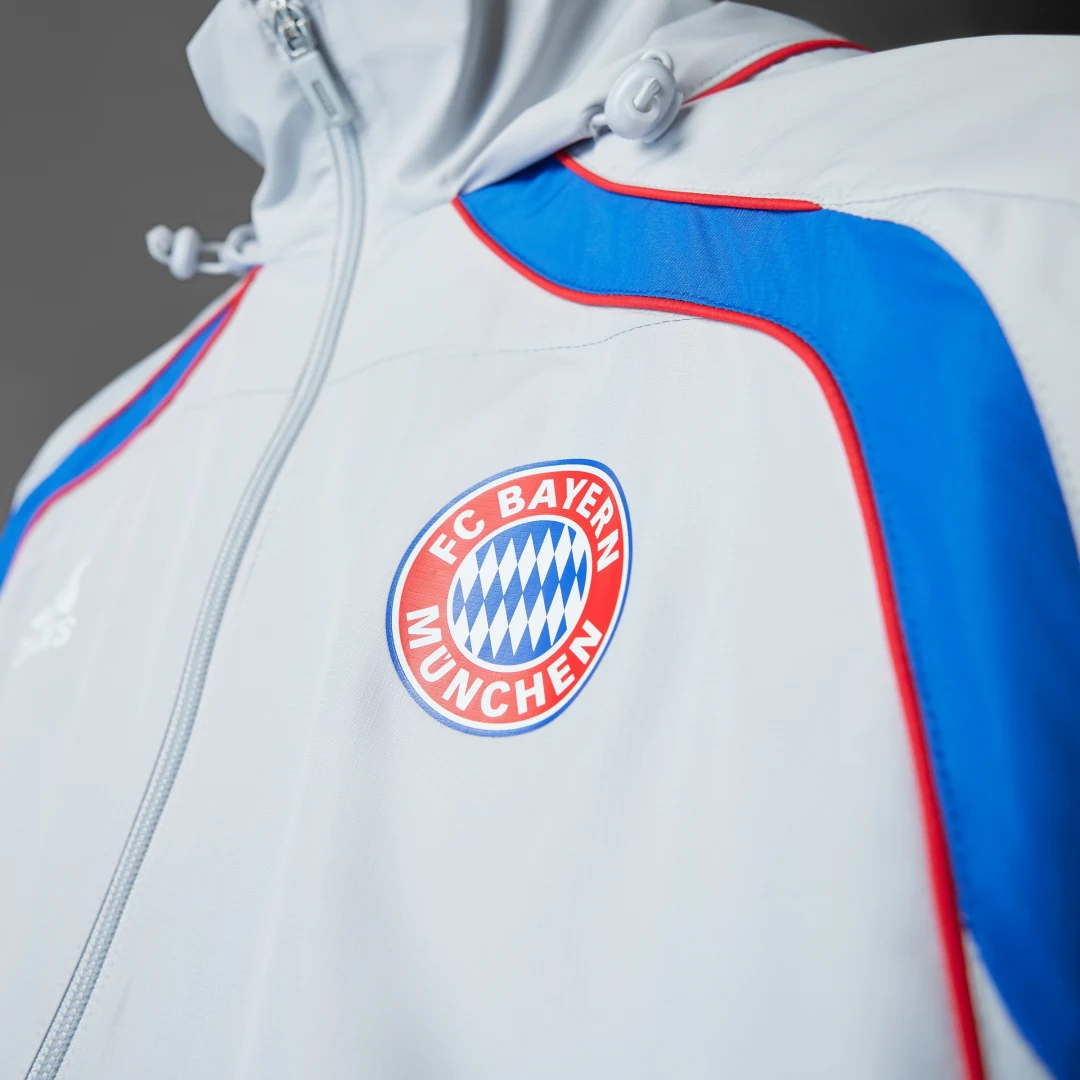 Detalle de FC Bayern UBP Windbreaker de Adidas: chaqueta medio peso para días cambiantes