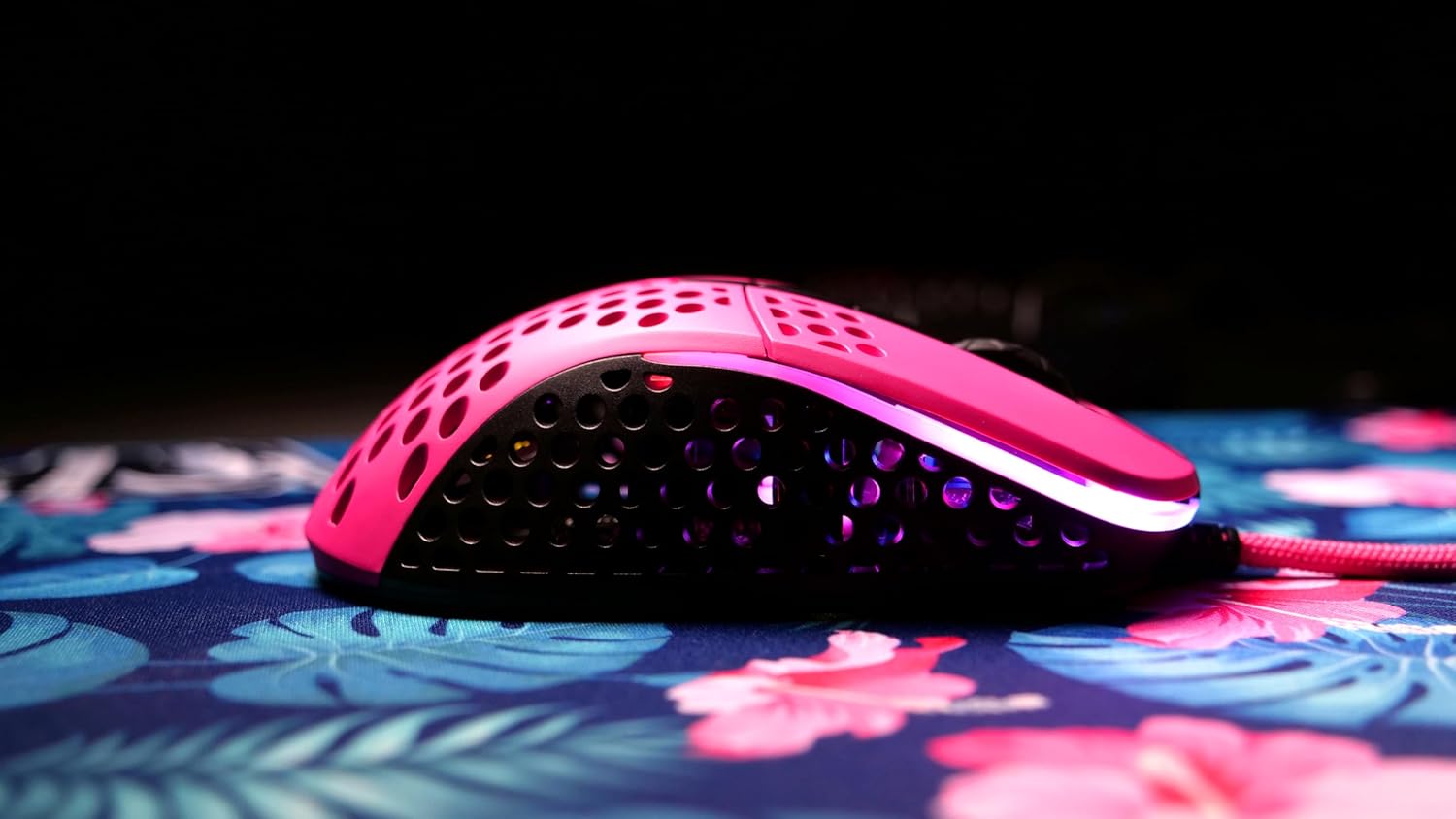 Detalle de Xtrfy M4 RGB Ultraleichte Gaming-Maus (rosa) – XG-M4-RGB-PINK