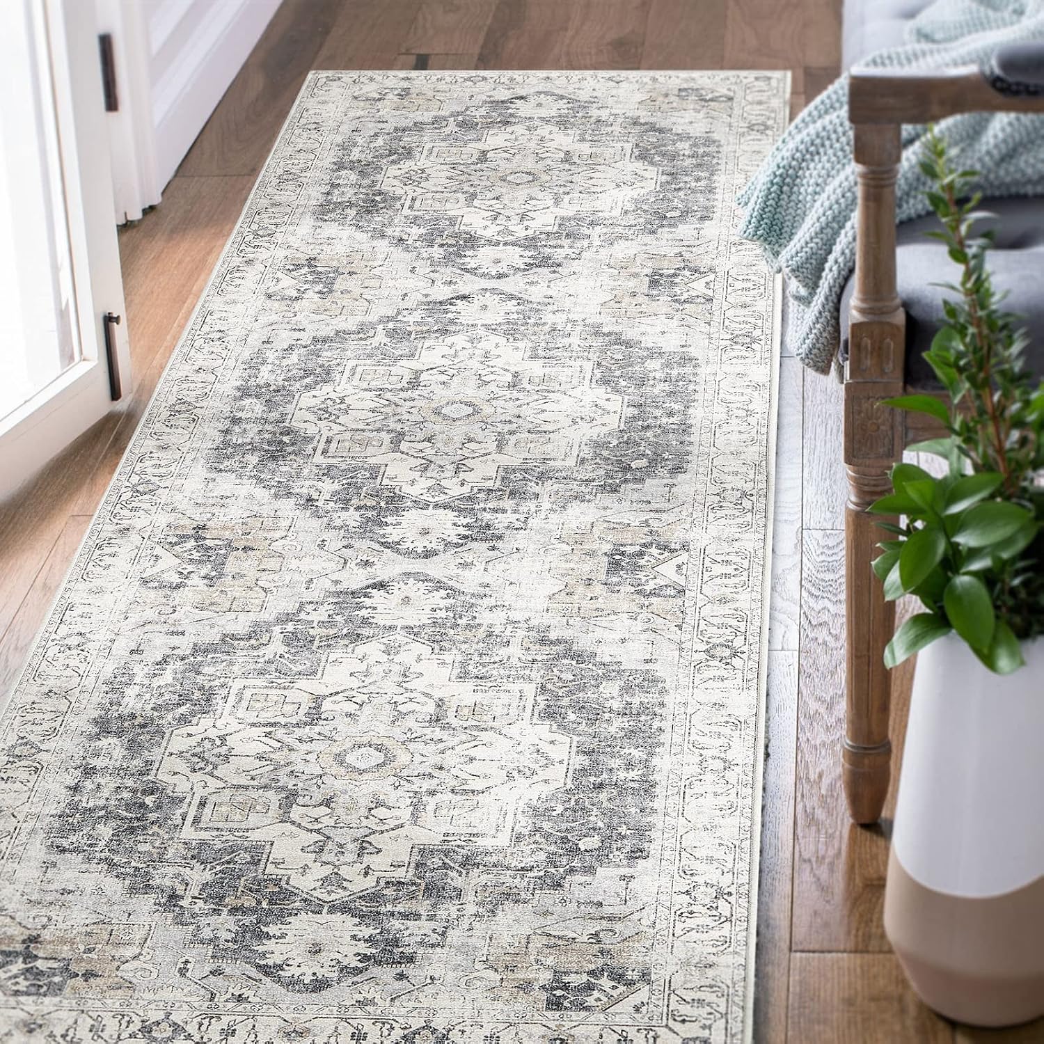 Detalle de JINCHAN 2' x 6' Washable Runner Rug, Vintage Grey Floral Print, TPR Backing