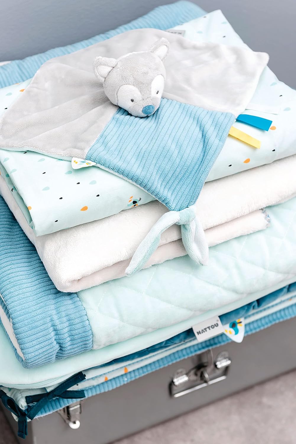Detalle 2 de NATTOU Doudou Plat Loup Tiloo, Attache pour sucette – Gris (27 x 27 cm)