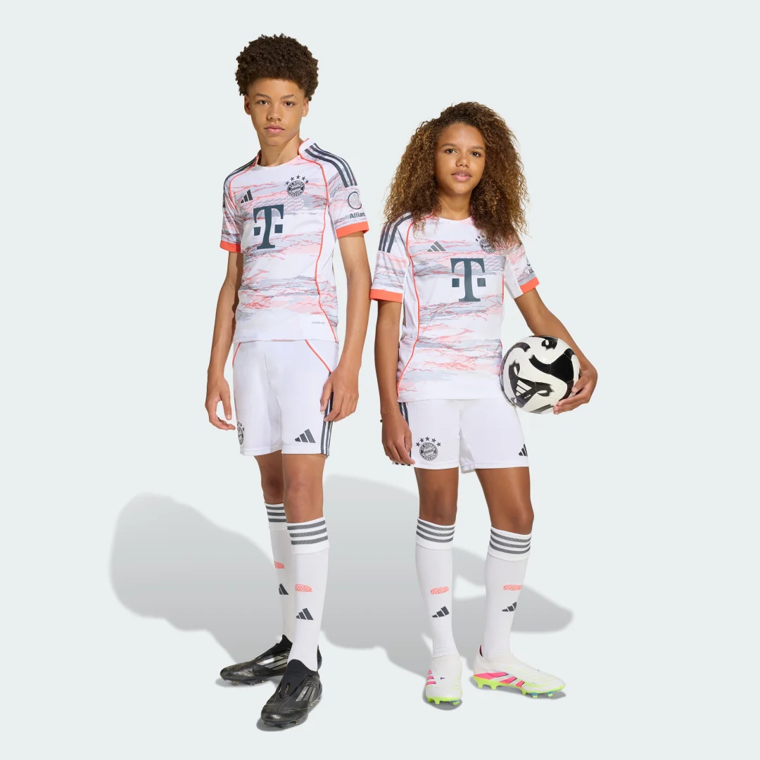Detalle de Pantalón corto FC Bayern 25/26 (Adolescentes) – Segunda equipación, Adidas