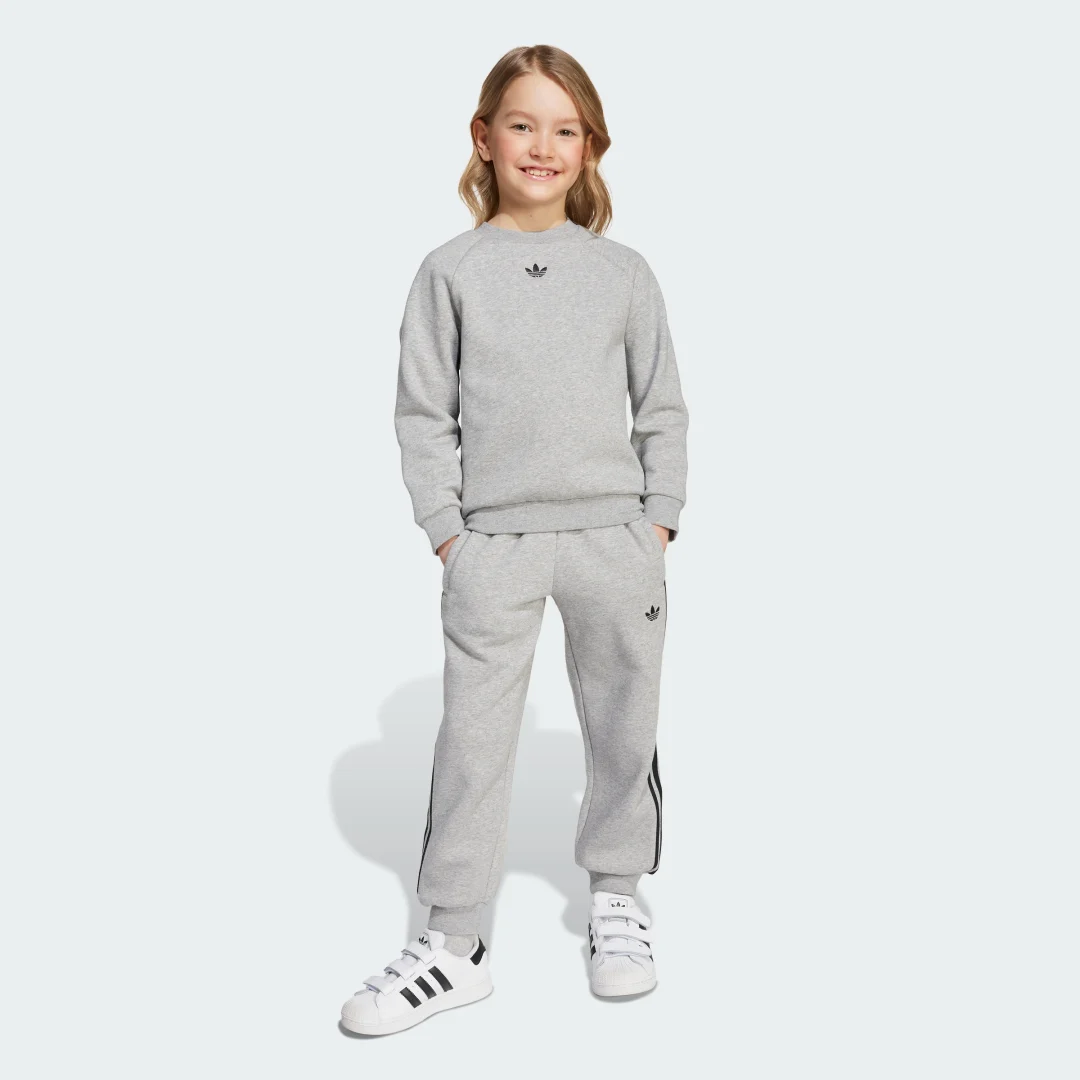 Detalle de Conjunto infantil de cuello redondo de color Gris de Adidas