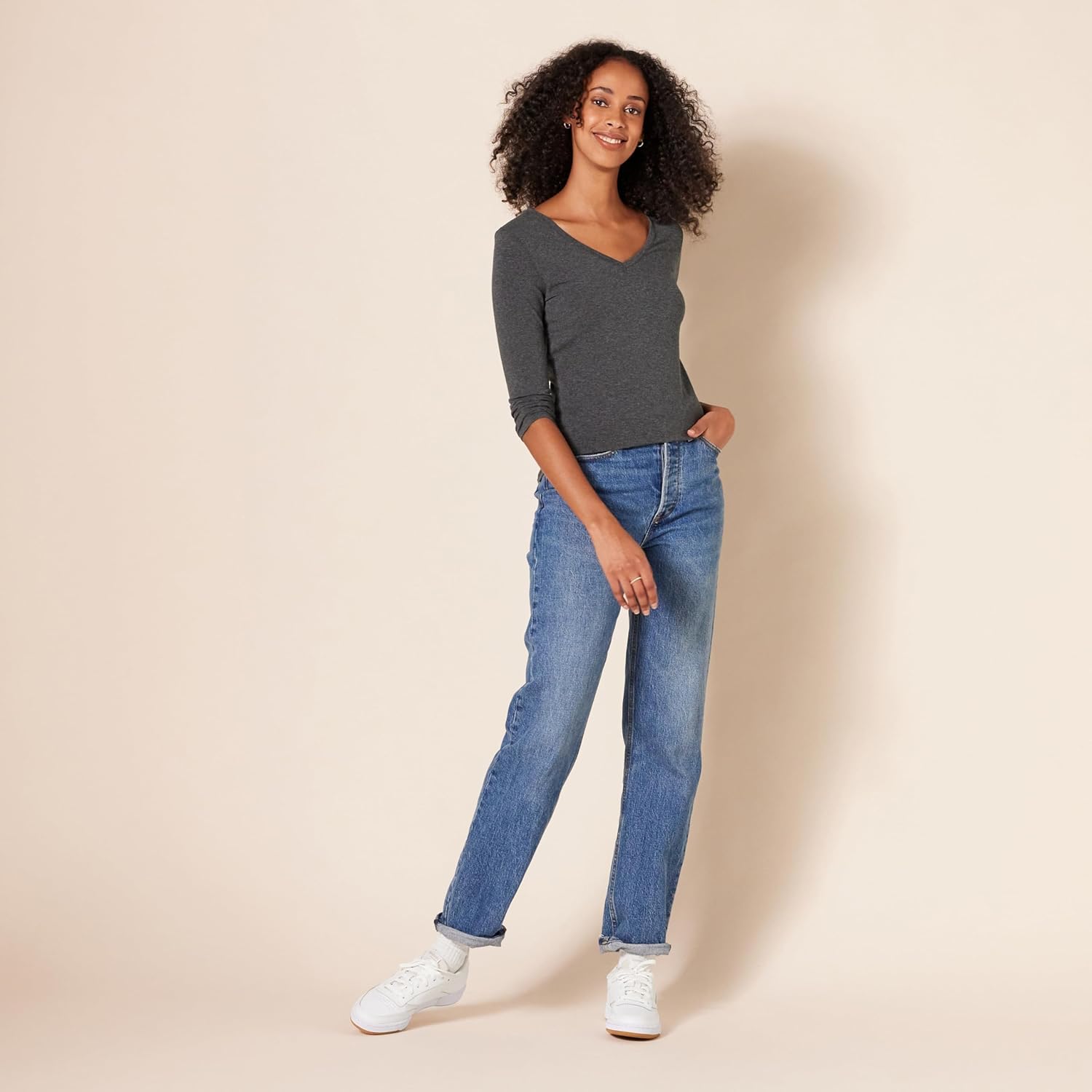 Thumbnail 3 de Amazon Essentials Damen Regular-Fit T-Shirt mit 3/4-Ärmeln und V-Ausschnitt (bis Übergröße verfügbar)