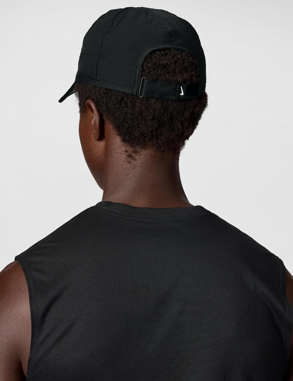 Detalle de Nike Dri-FIT Club FB5682 – czapka z daszkiem Featherlight, 100% poliester