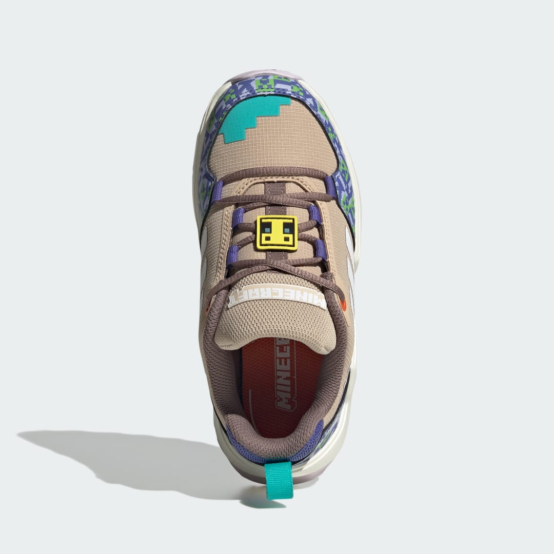 Detalle de Zapatilla de senderismo Adidas Minecraft Terrex AX4R – Beige