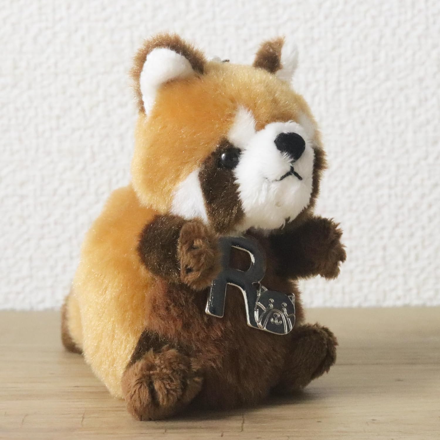 Detalle 1 de テイクオフ 天使のいたずら レッサーパンダぬいぐるみストラップ イニシャルチャーム【R】